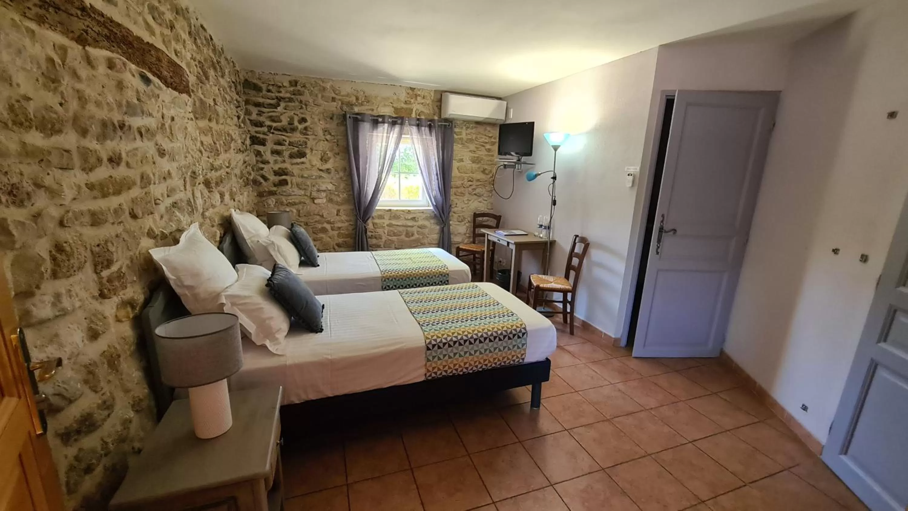 Property building, Bed in Logis Hôtel La Bastide Saint Bach