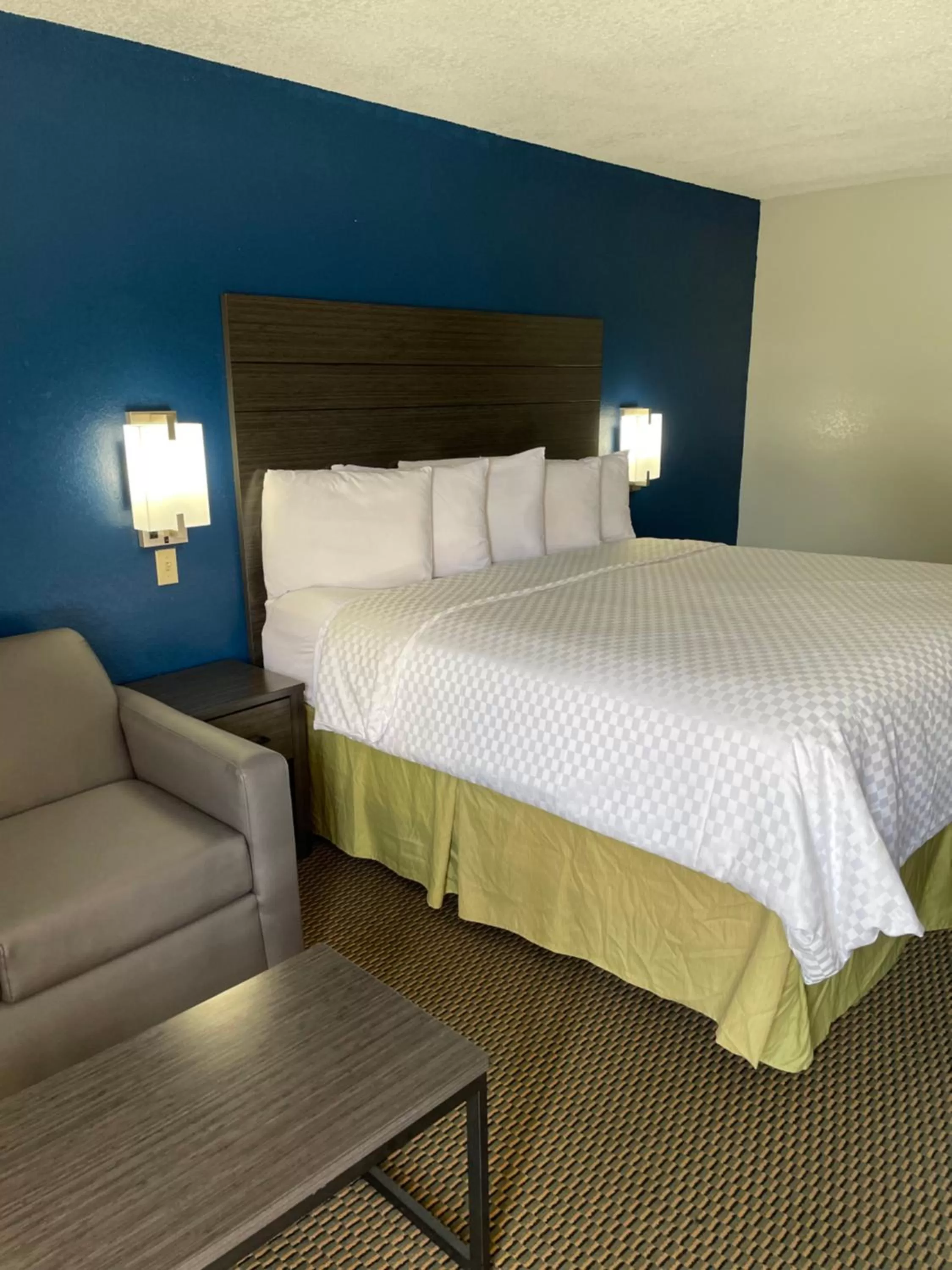 Clairmont Inn & Suites - Warren