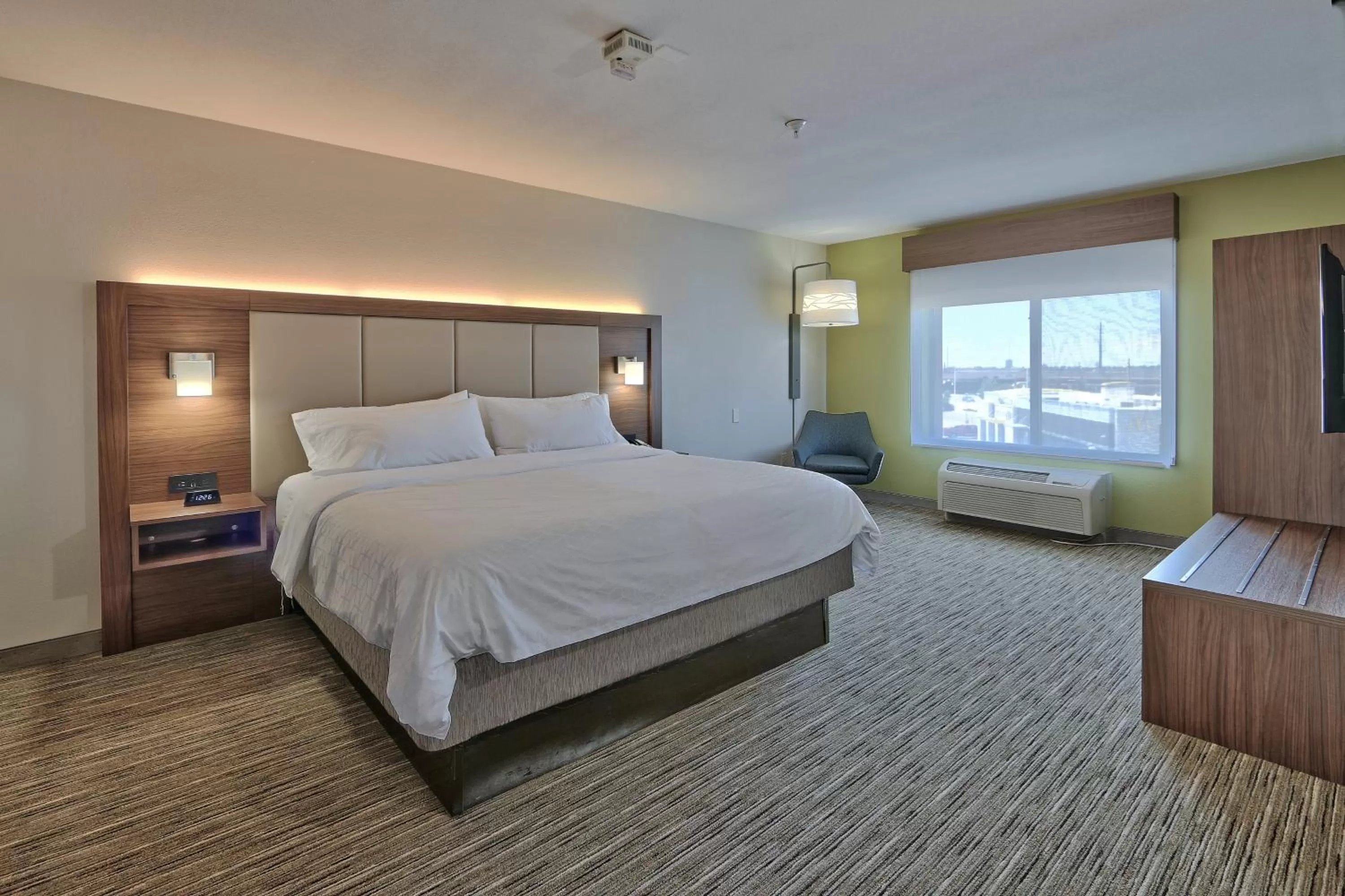 Bedroom, Bed in Holiday Inn Express & Suites Albuquerque Historic Old Town by IHG