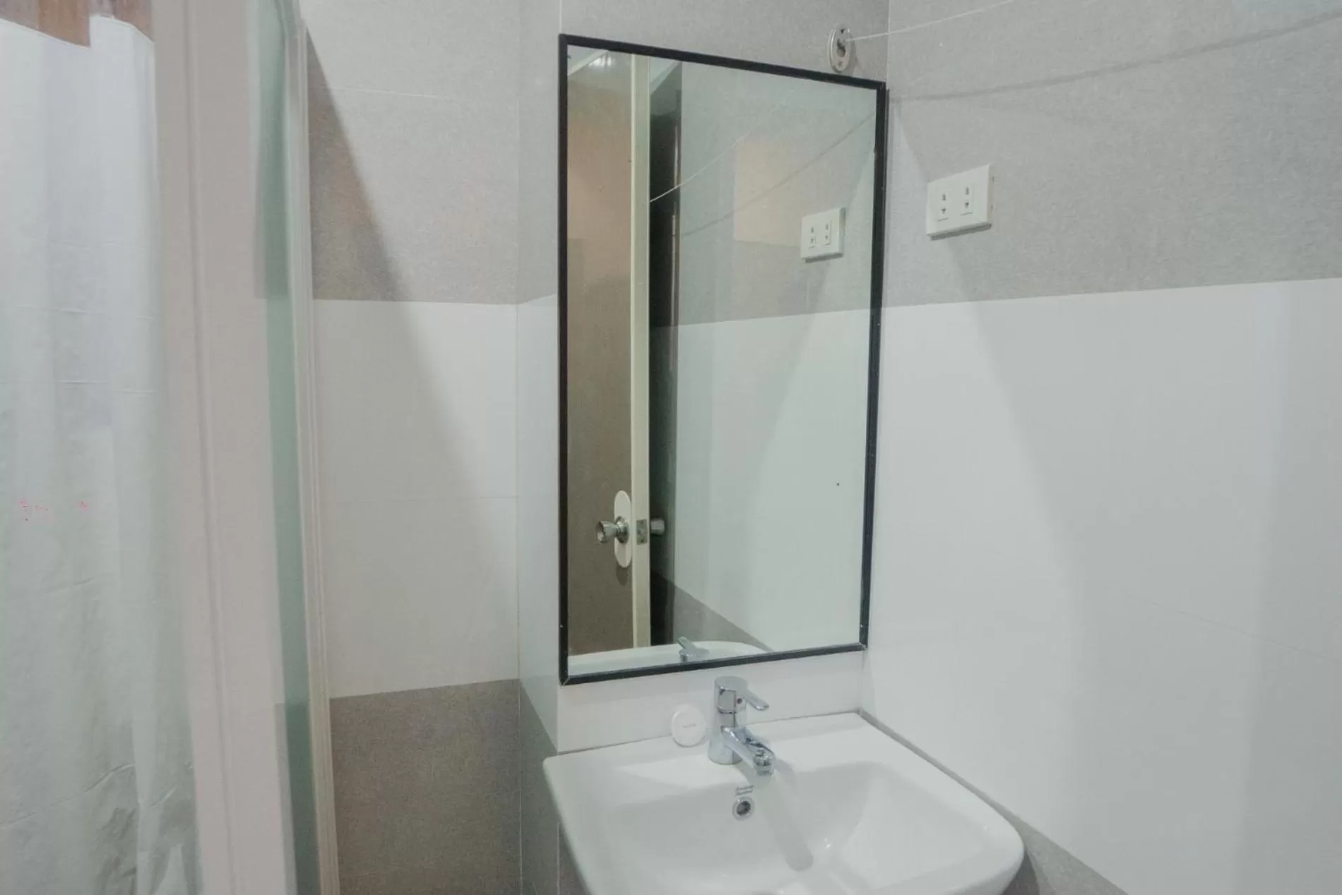 Bathroom in Skylodge Resort