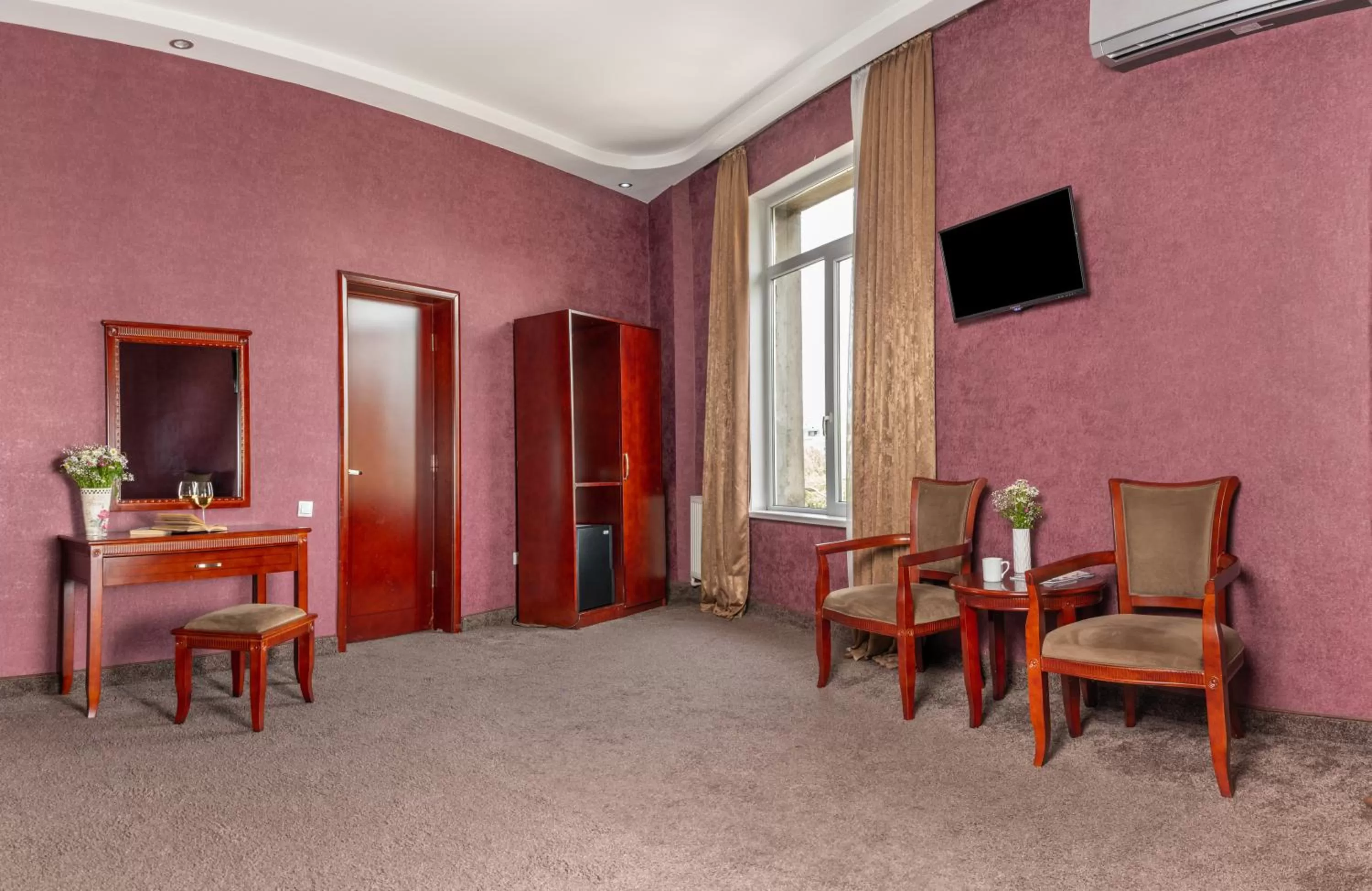 Communal lounge/ TV room, TV/Entertainment Center in Margo Palace Hotel