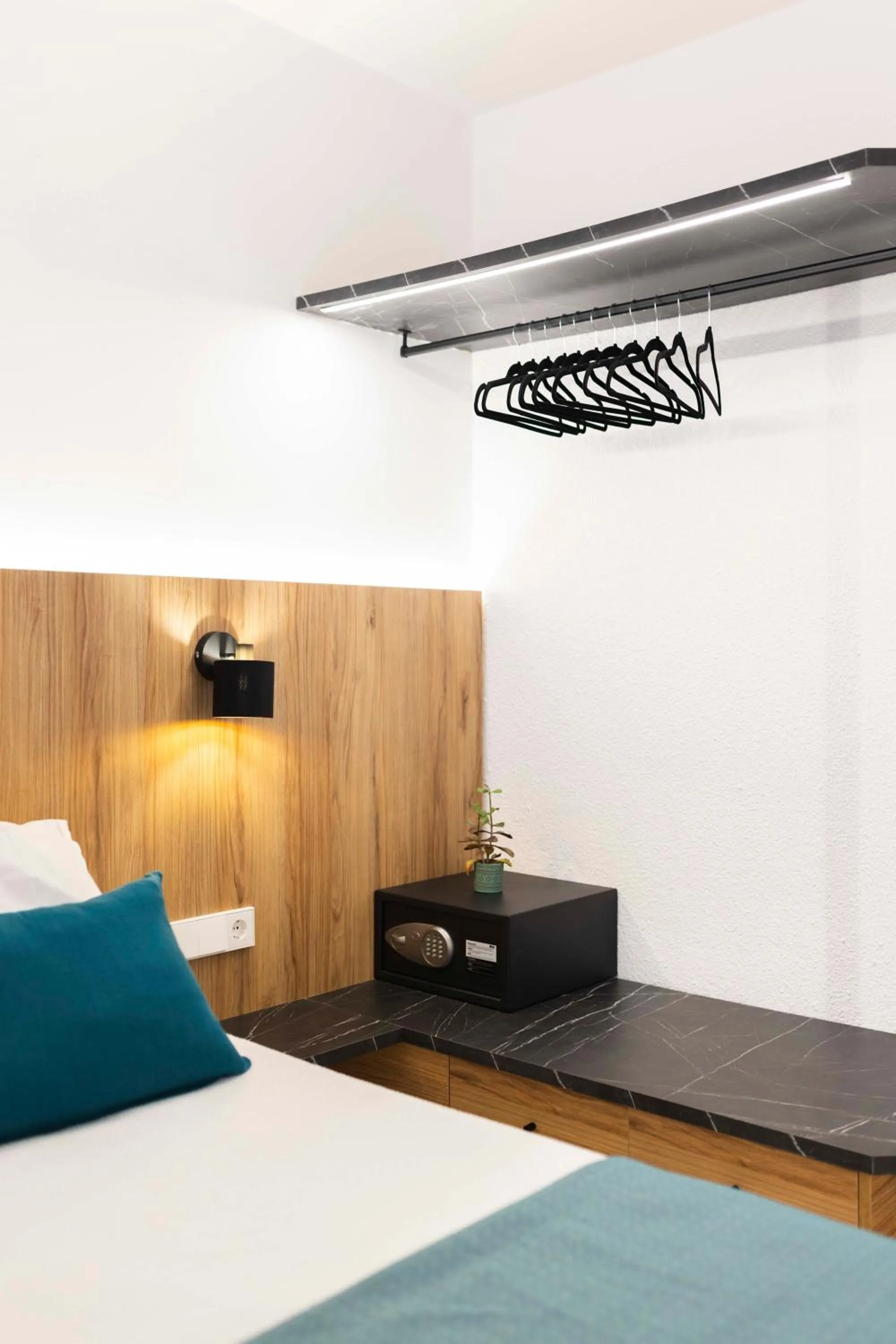 Photo of the whole room, Bed in Alfons Hotel