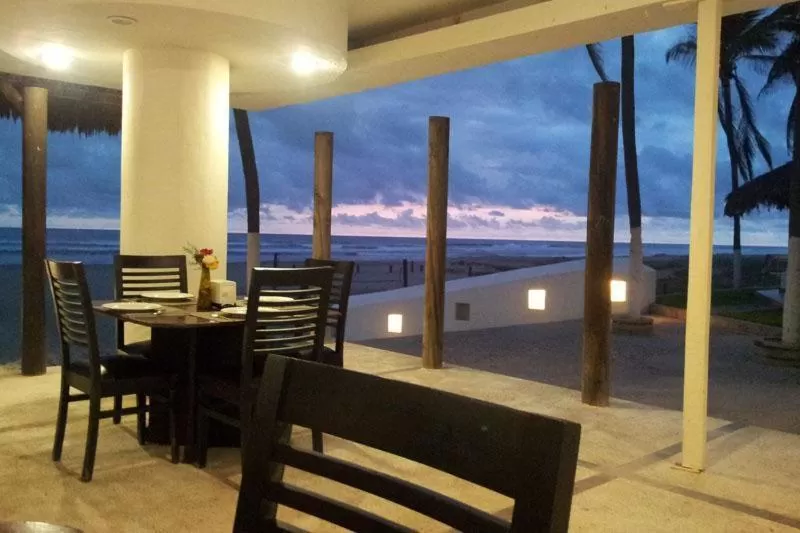 Restaurant/places to eat in Mar Paraiso Queen