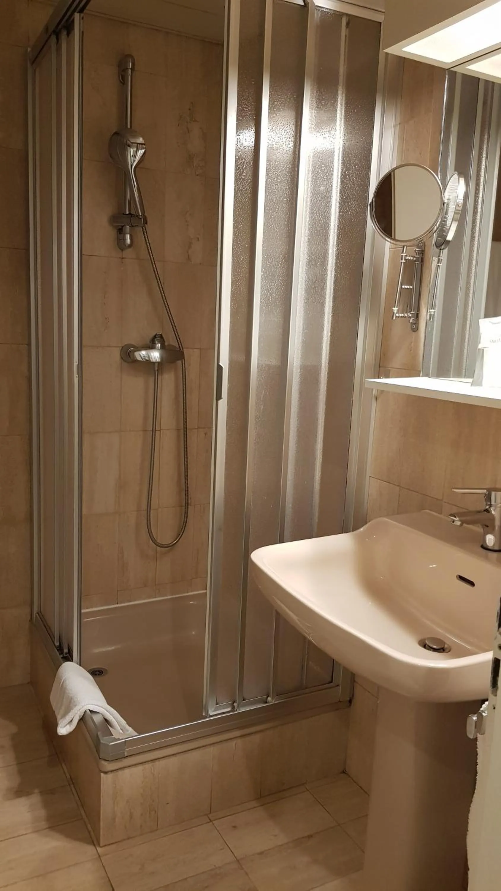 Shower in Hotel Century