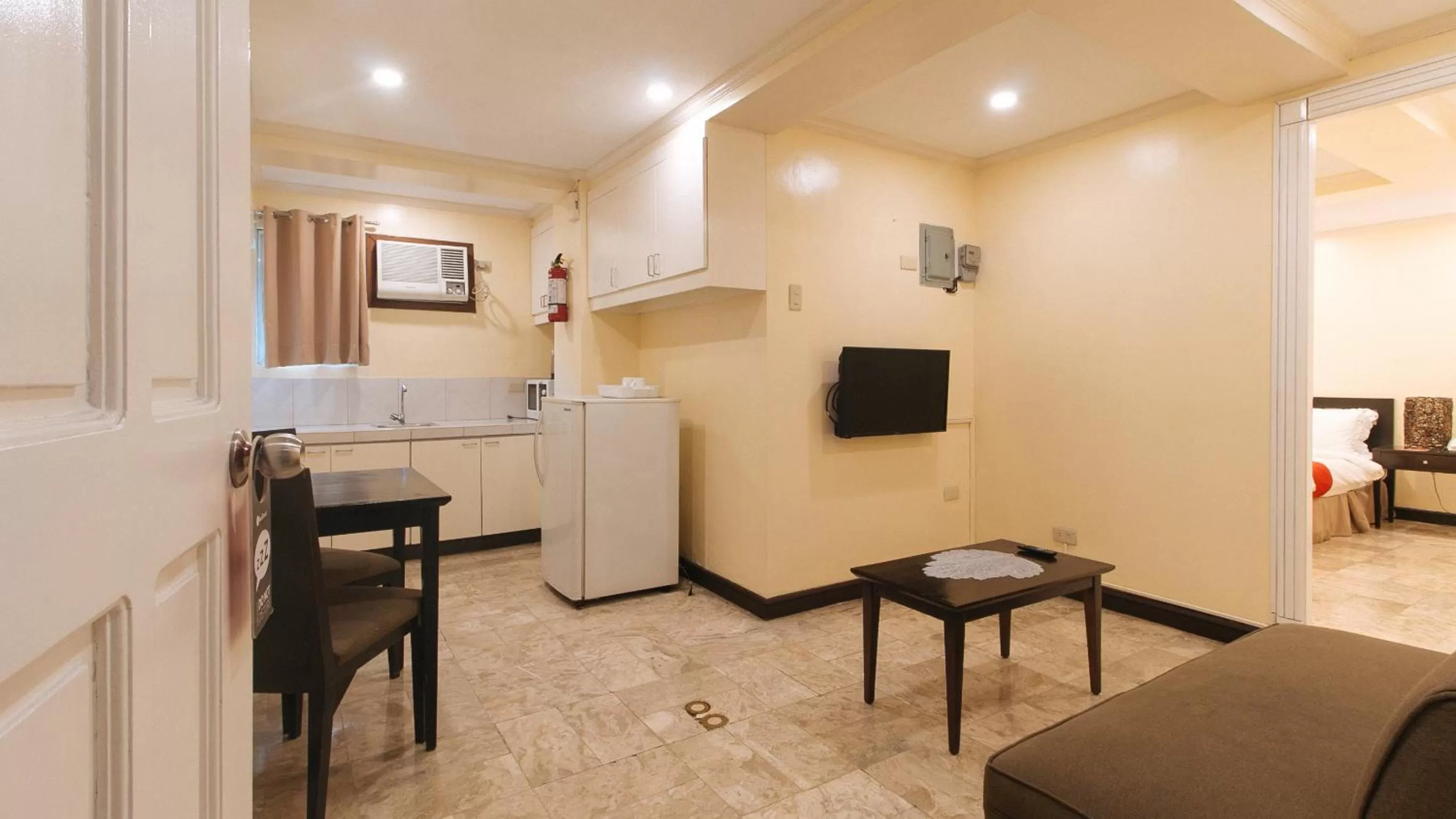 Seating area, TV/Entertainment Center in RedDoorz Premium near Greenbelt Makati - Vaccinated Staff