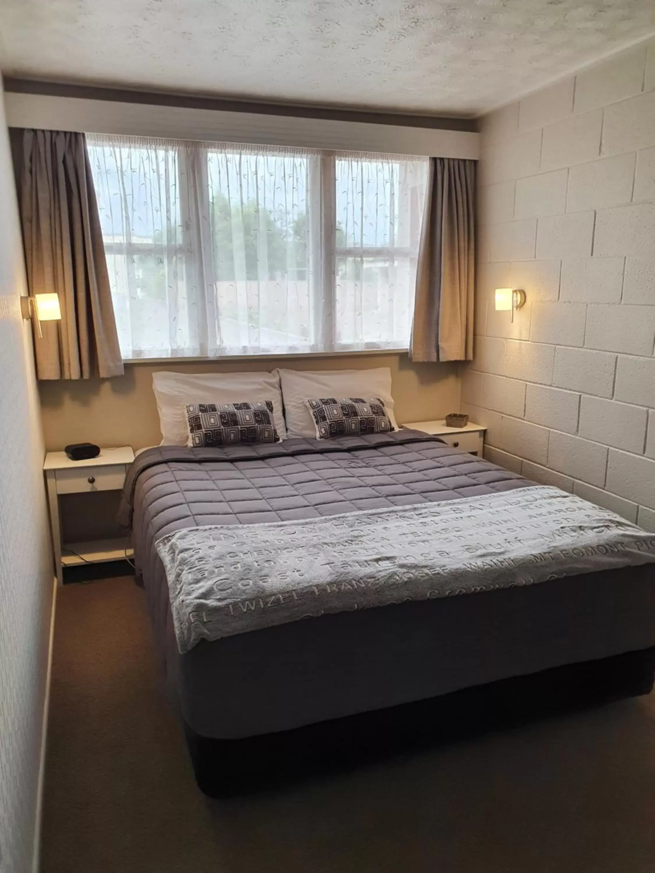 Queen Room with Garden View in Gardner Court Motel Queen Room with Garden View in Gardner Court Motel