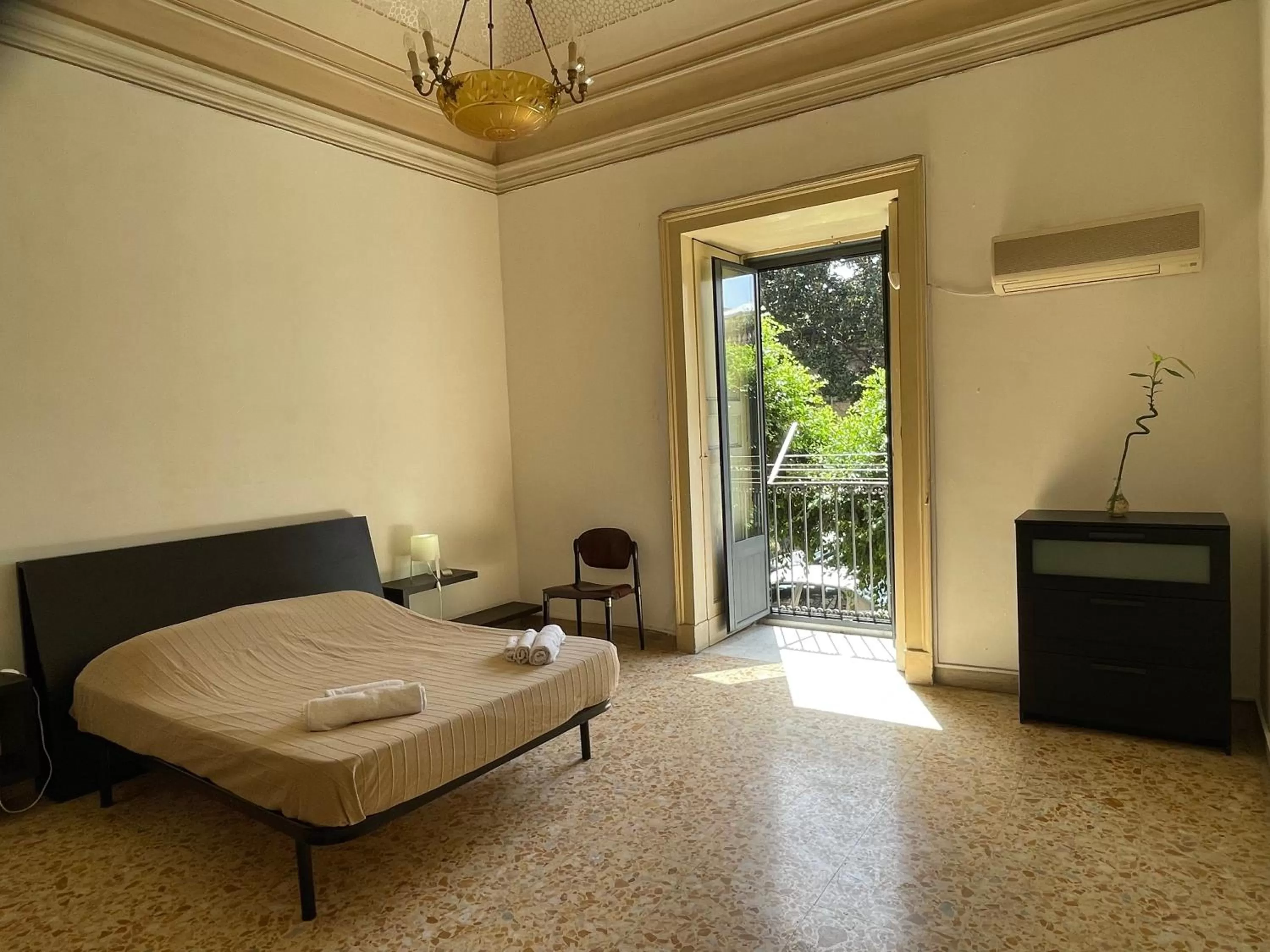 Bed and Books Isabella