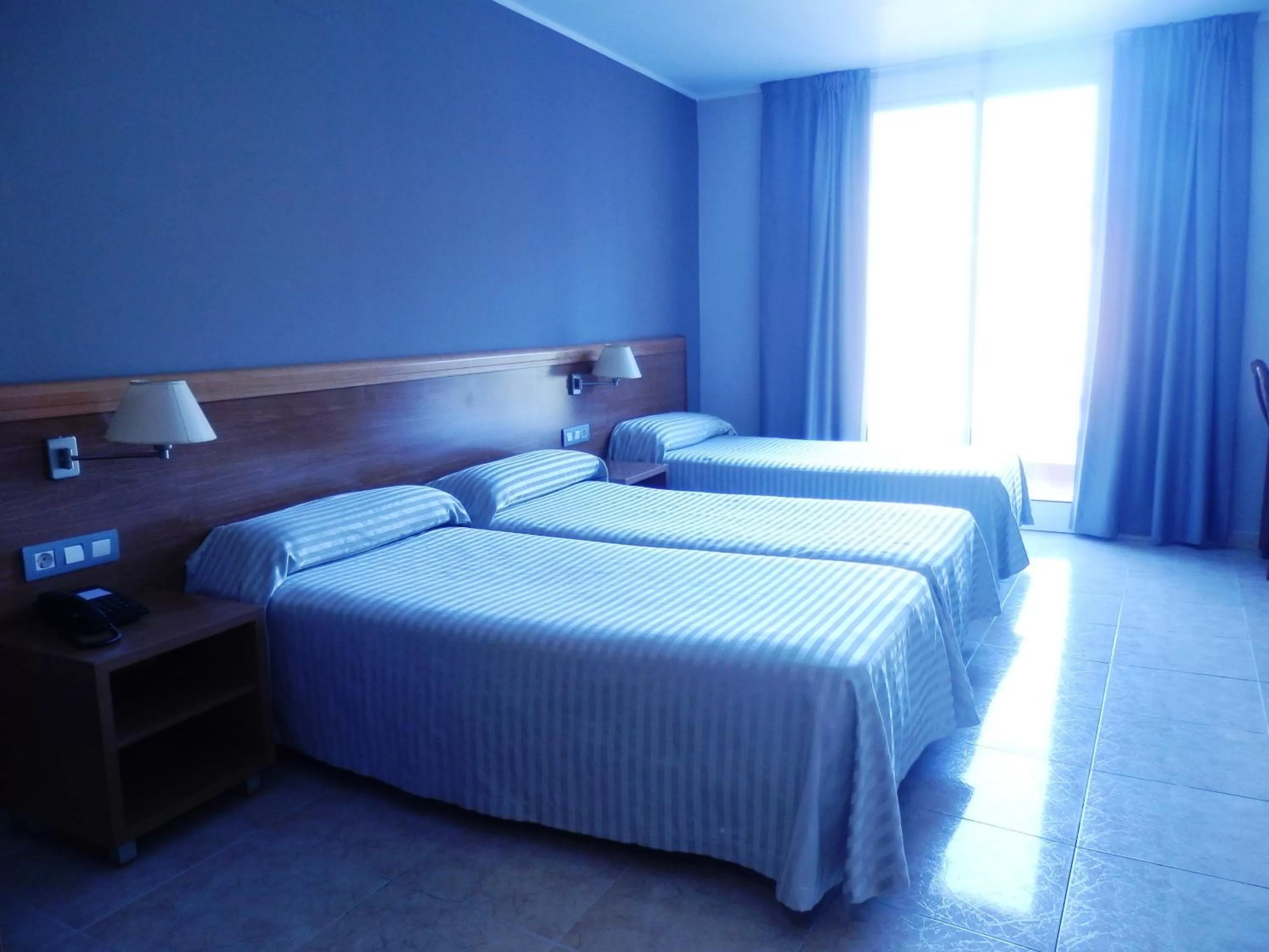 Photo of the whole room, Bed in Hotel Inglés