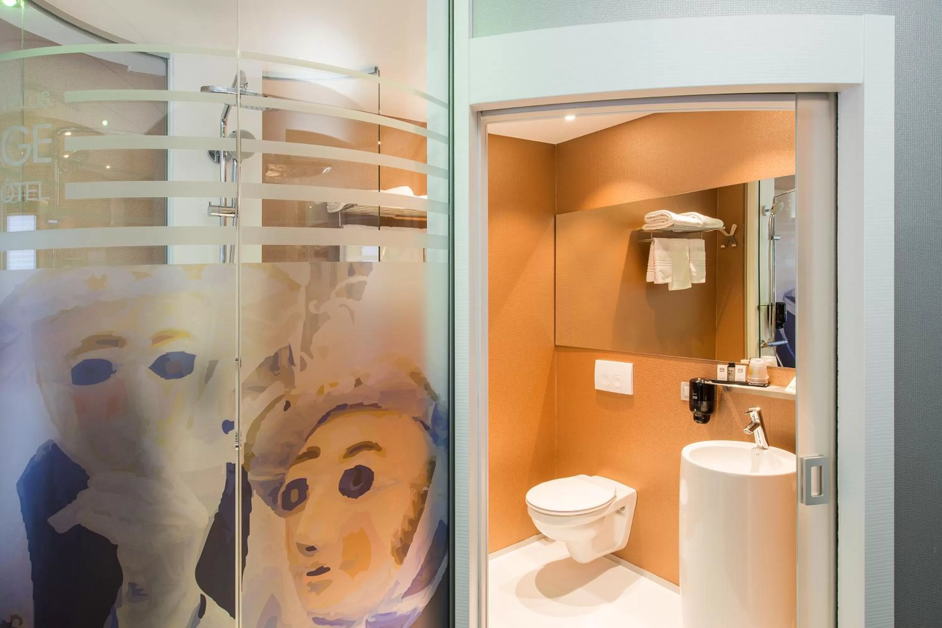 Shower in Orange Hotel La Louvière