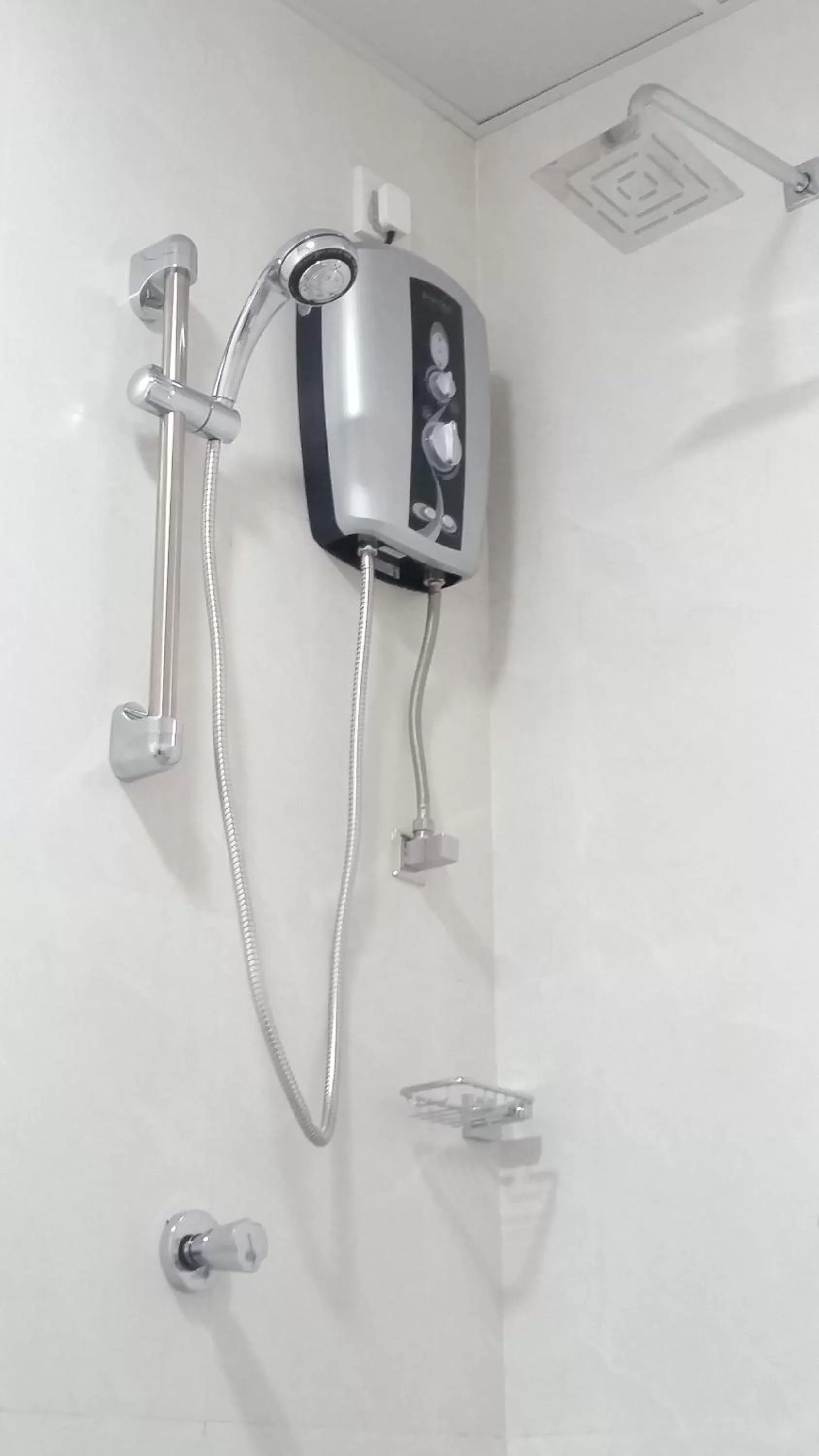 Shower in Mahaweli View Inn Kandy