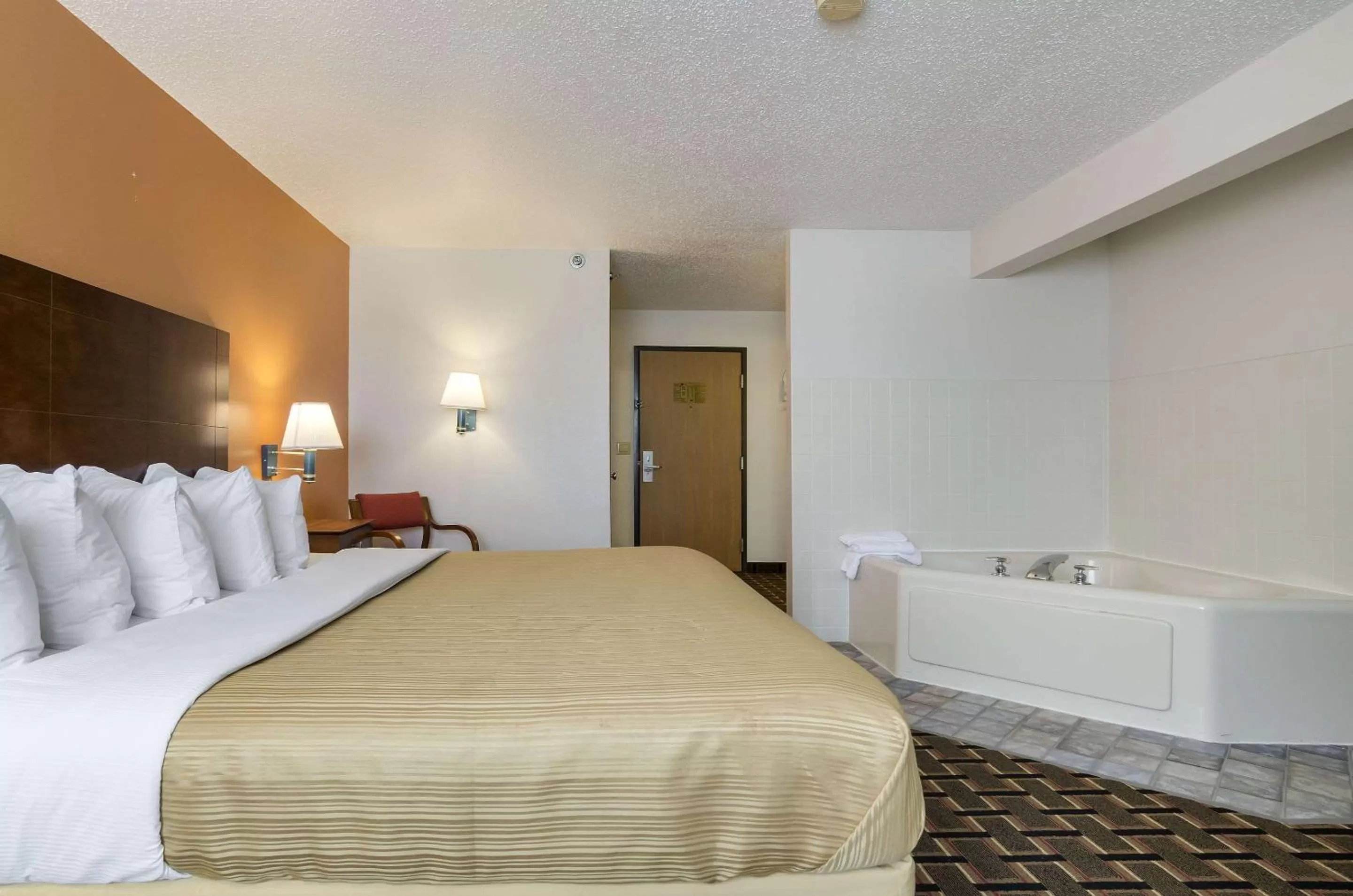 Photo of the whole room, Bed in Quality Inn Osceola
