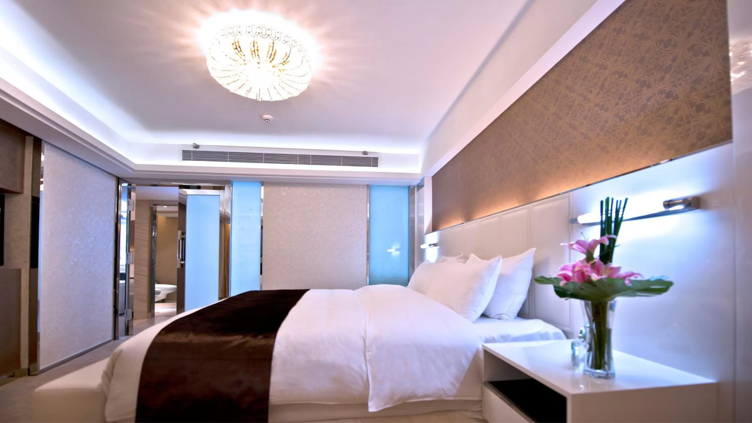 Deluxe Suite with Living Room in Nanjing Central Hotel
