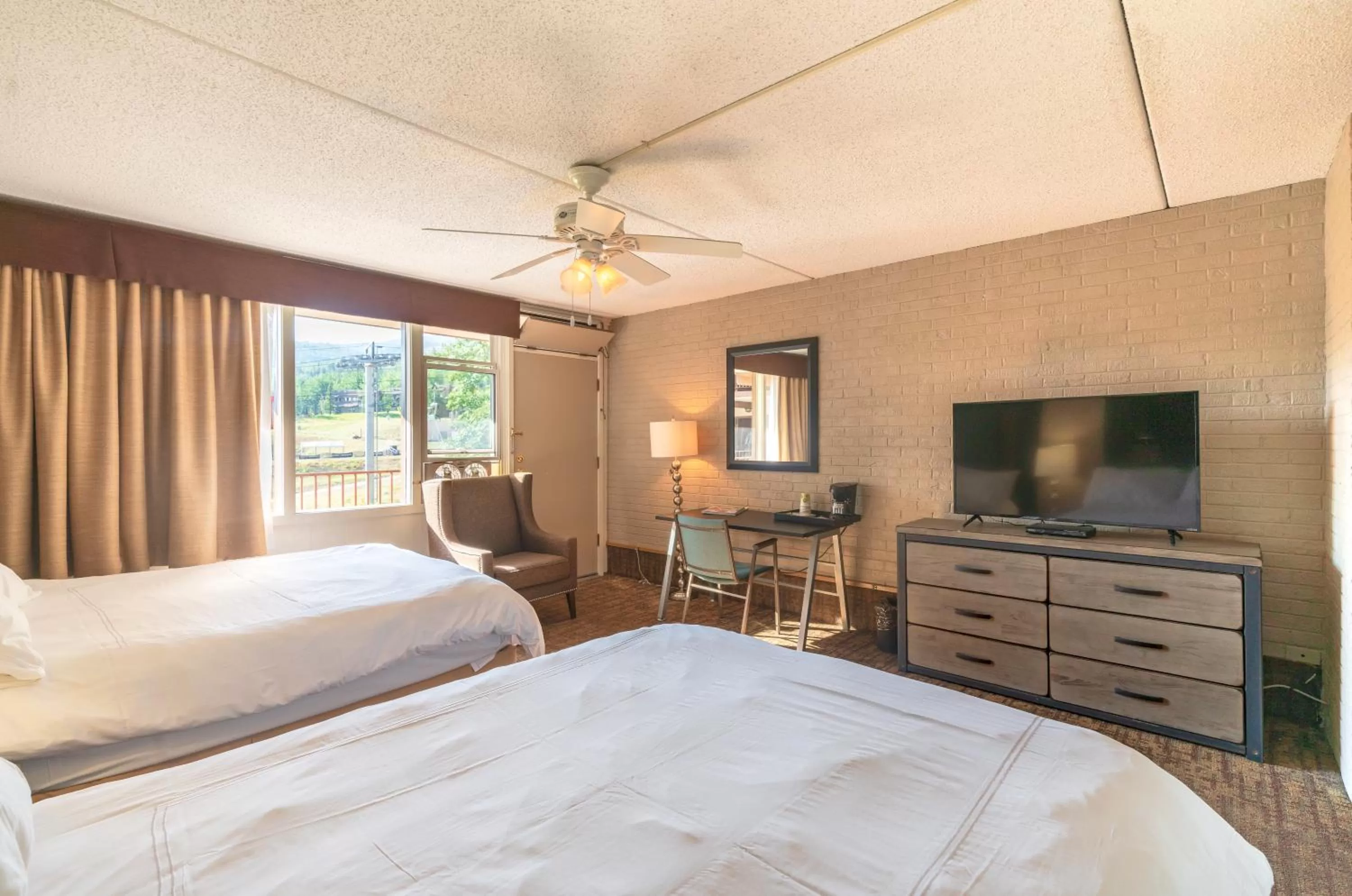 Photo of the whole room, Bed in Mountain Chalet Snowmass