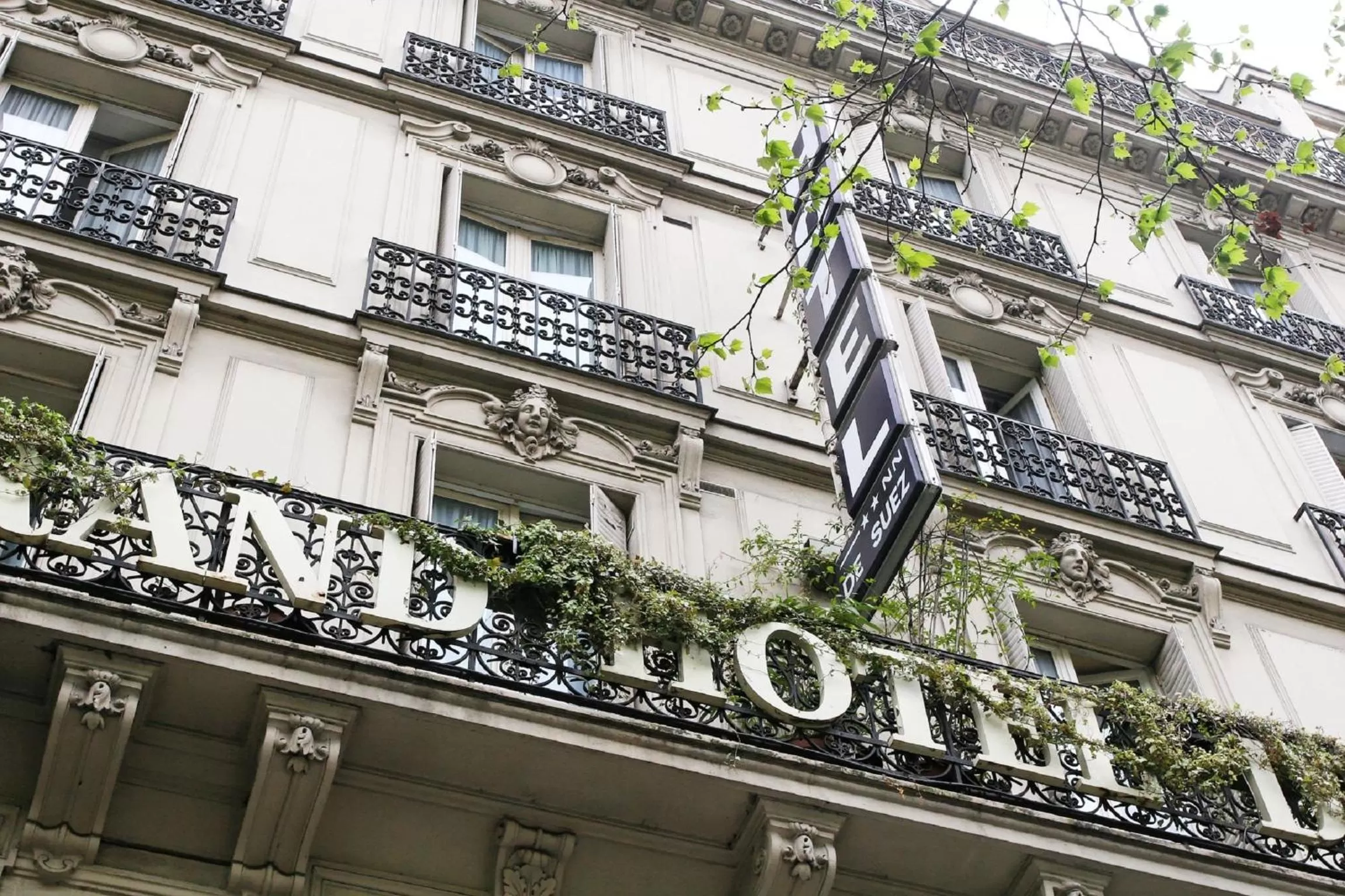 Facade/entrance in Hotel De Suez