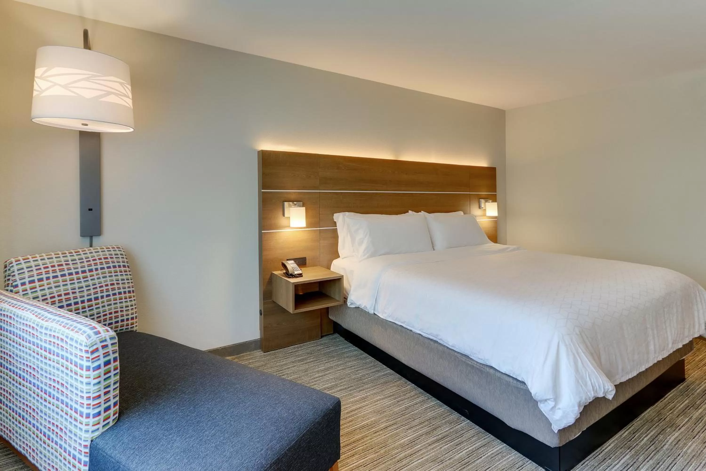 Bed in Holiday Inn Express & Suites - Roanoke – Civic Center