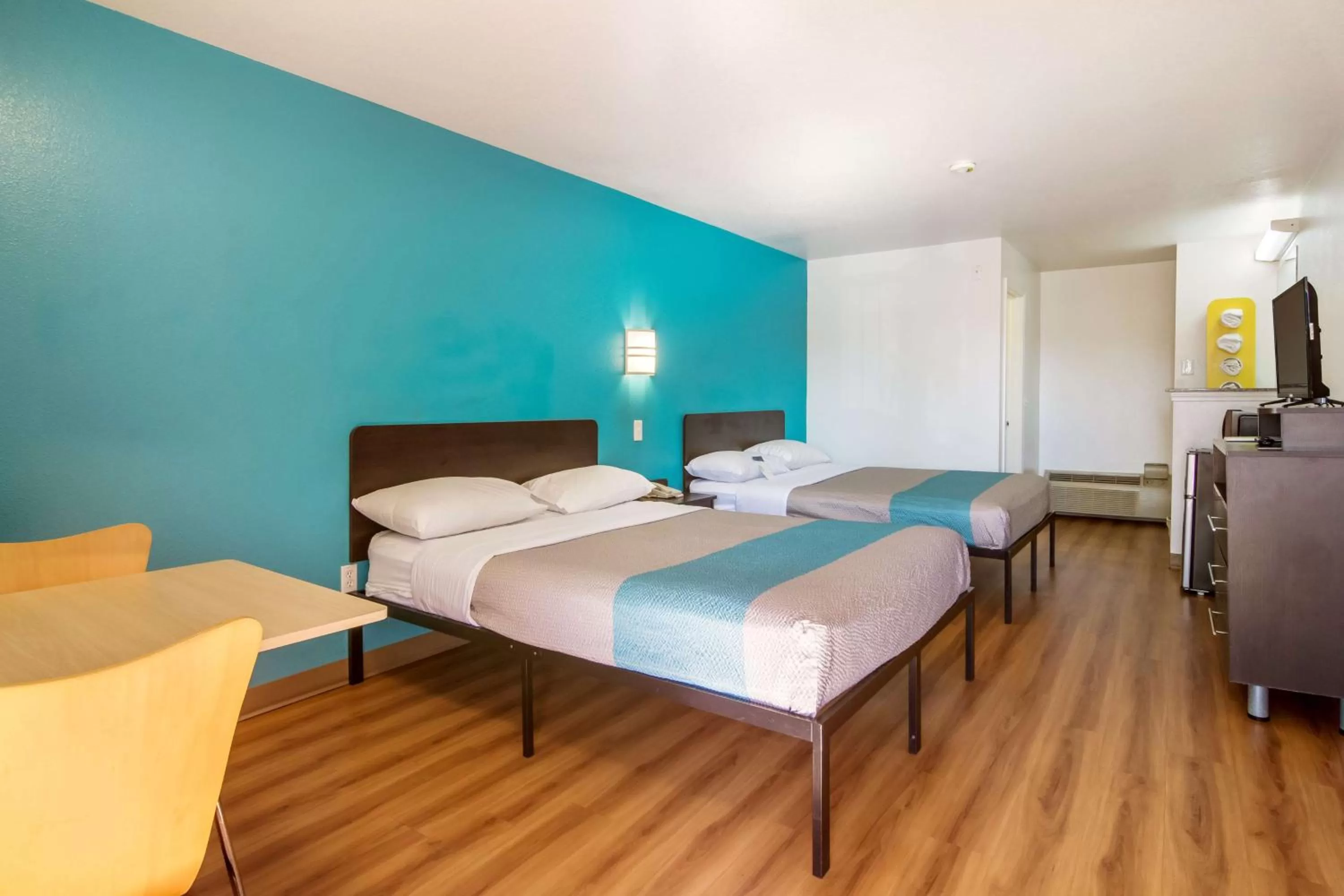 TV and multimedia, Bed in Motel 6 Portland Mall - 205