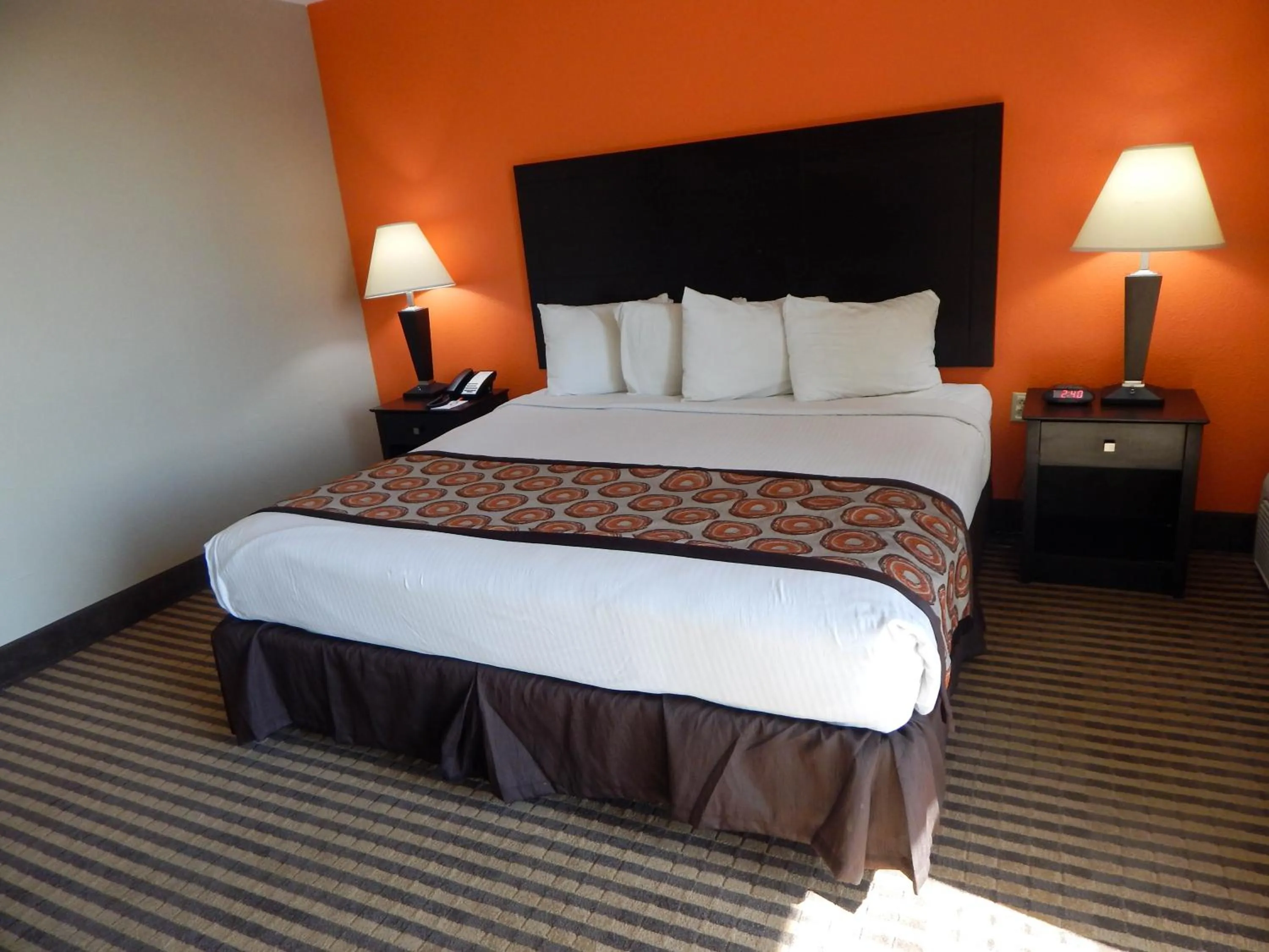 Bed in Howard Johnson by Wyndham Arlington Ballpark / Six Flags