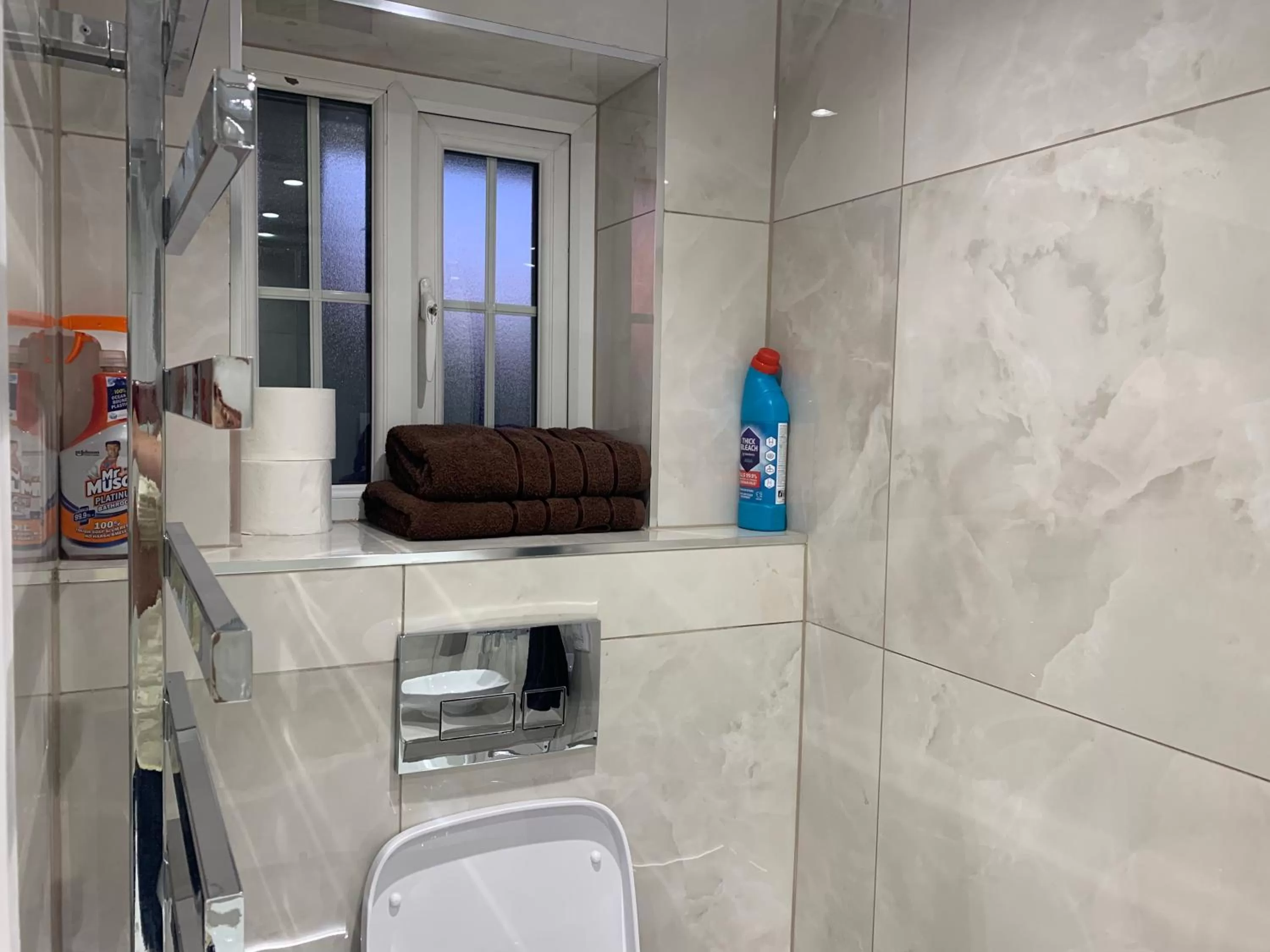 Bathroom in Double Bedroom w Ensuite Bathroom Near Grand Union Canal for Family and Friends