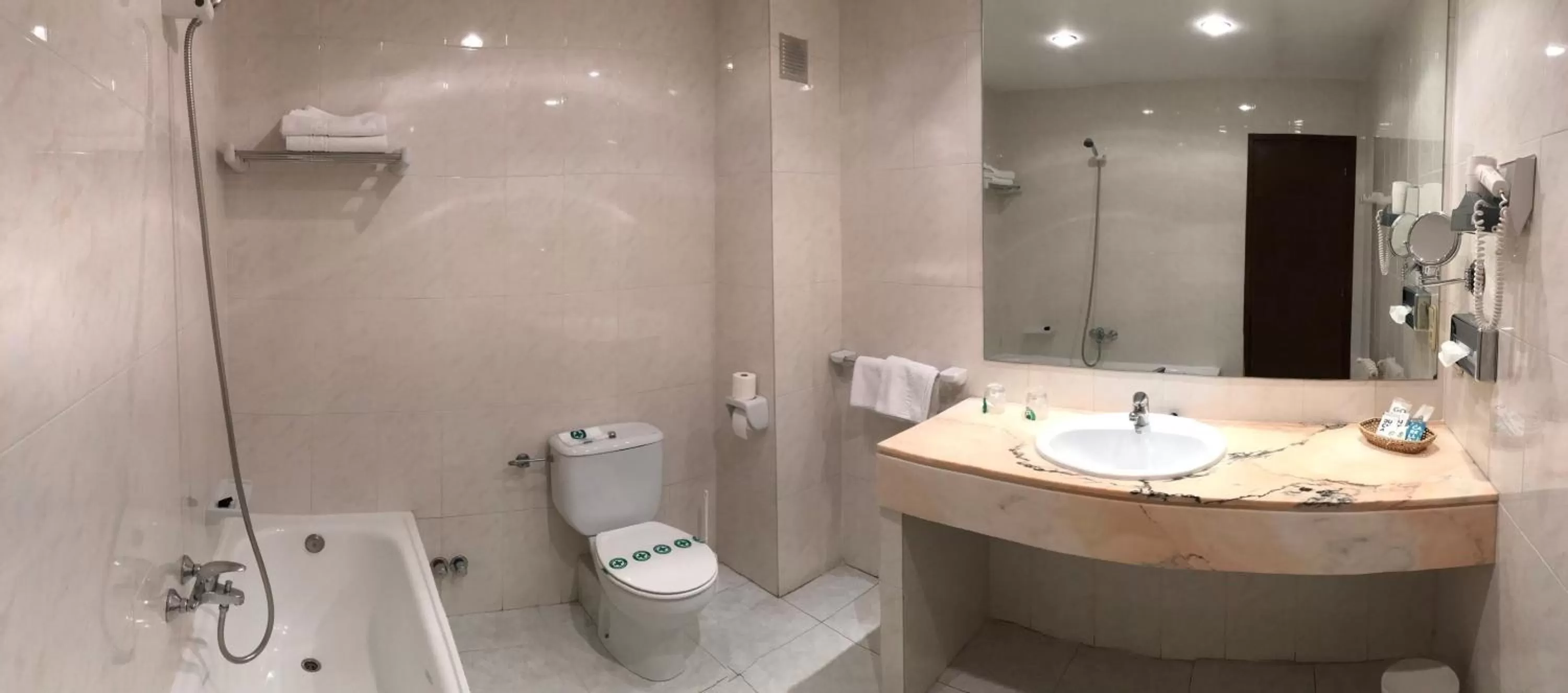 Toilet in Hotel Roc Del Castell