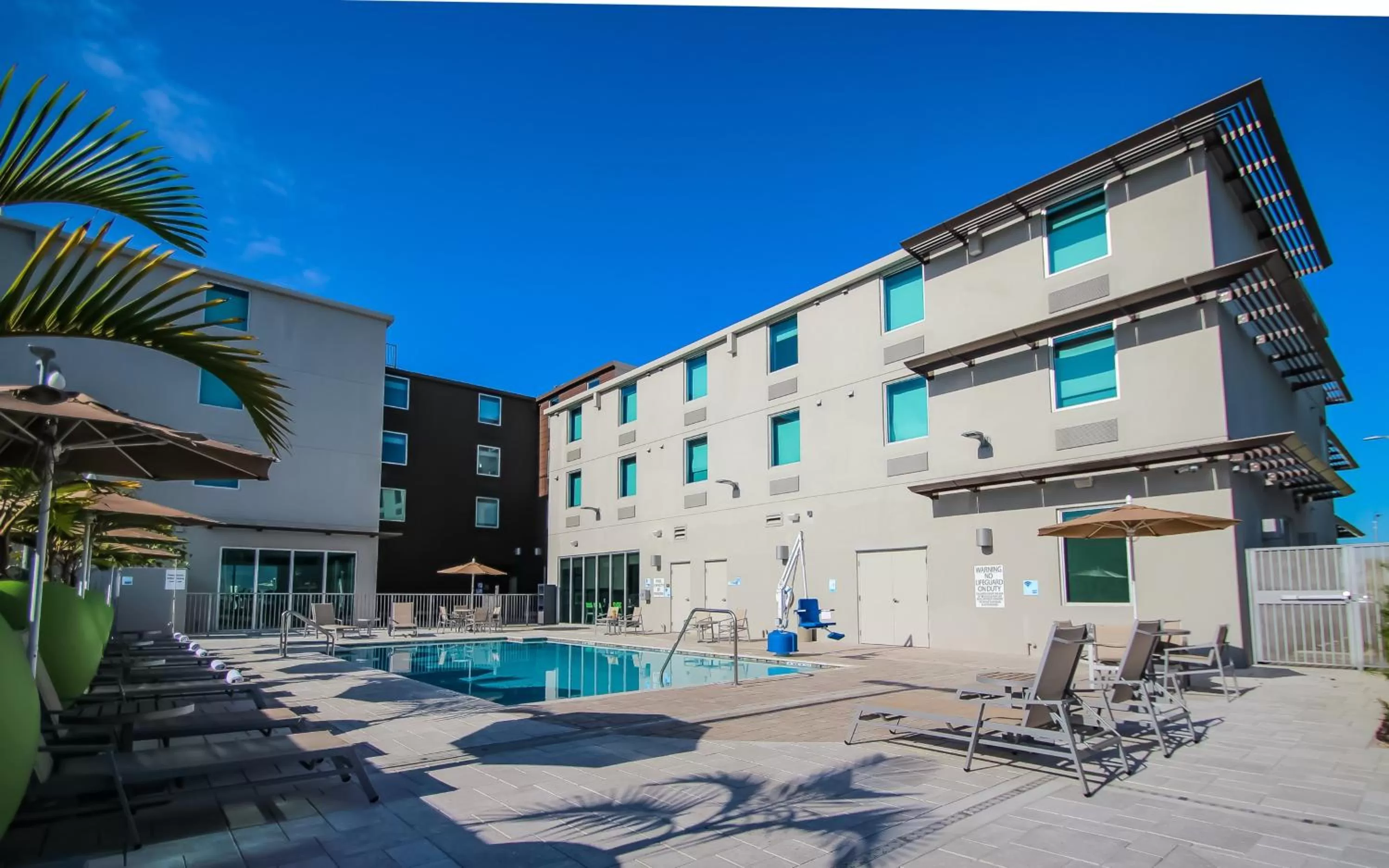 Swimming pool in Holiday Inn Express & Suites Miami Airport East by IHG