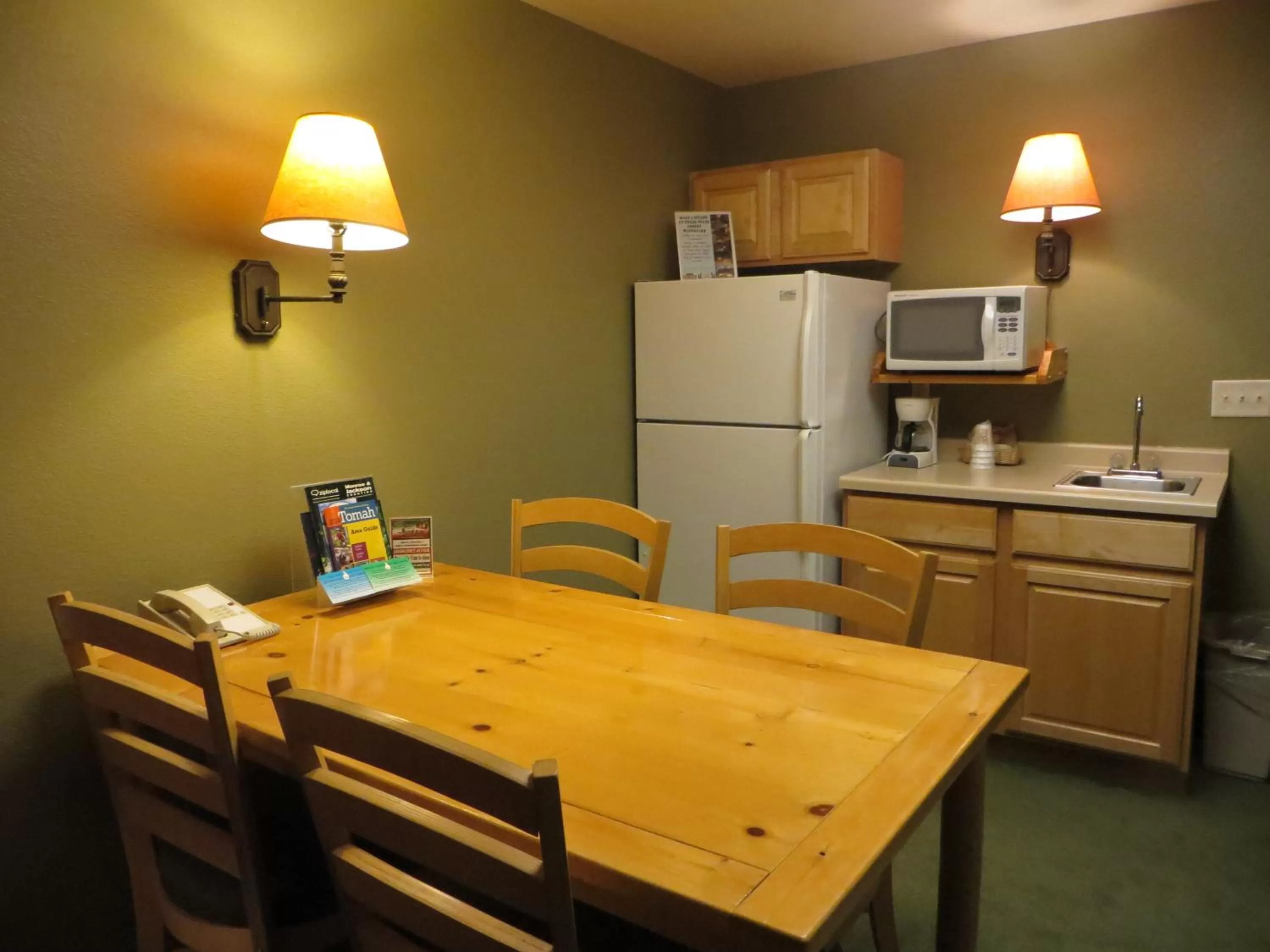 Kitchen or kitchenette in Cranberry Country Lodge