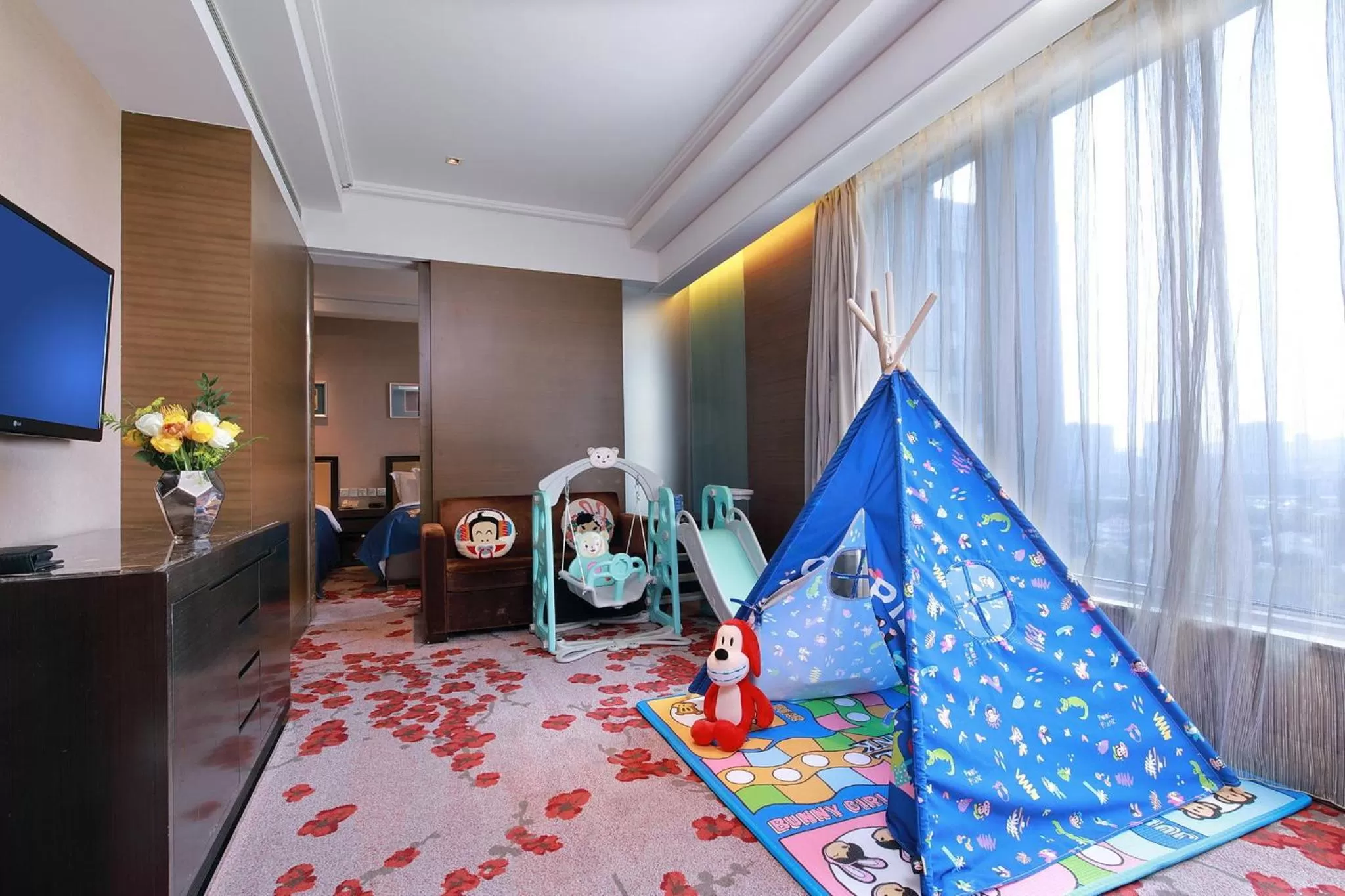Photo of the whole room, Bed in Crowne Plaza Nanjing Jiangning by IHG