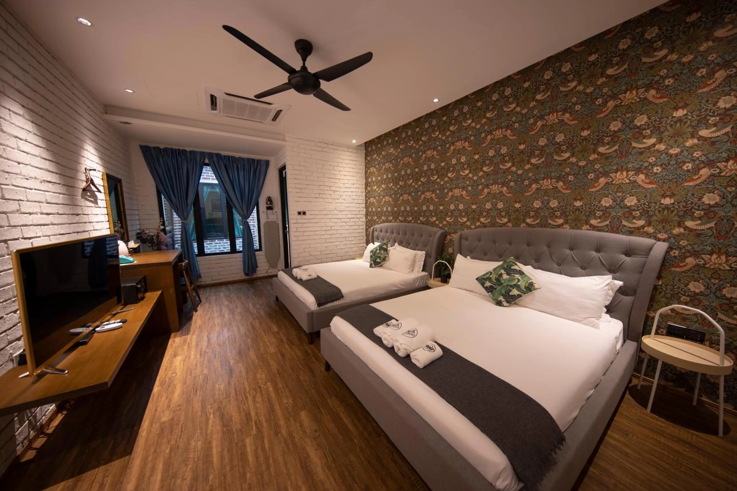 Photo of the whole room, Bed in Carnarvon Suites