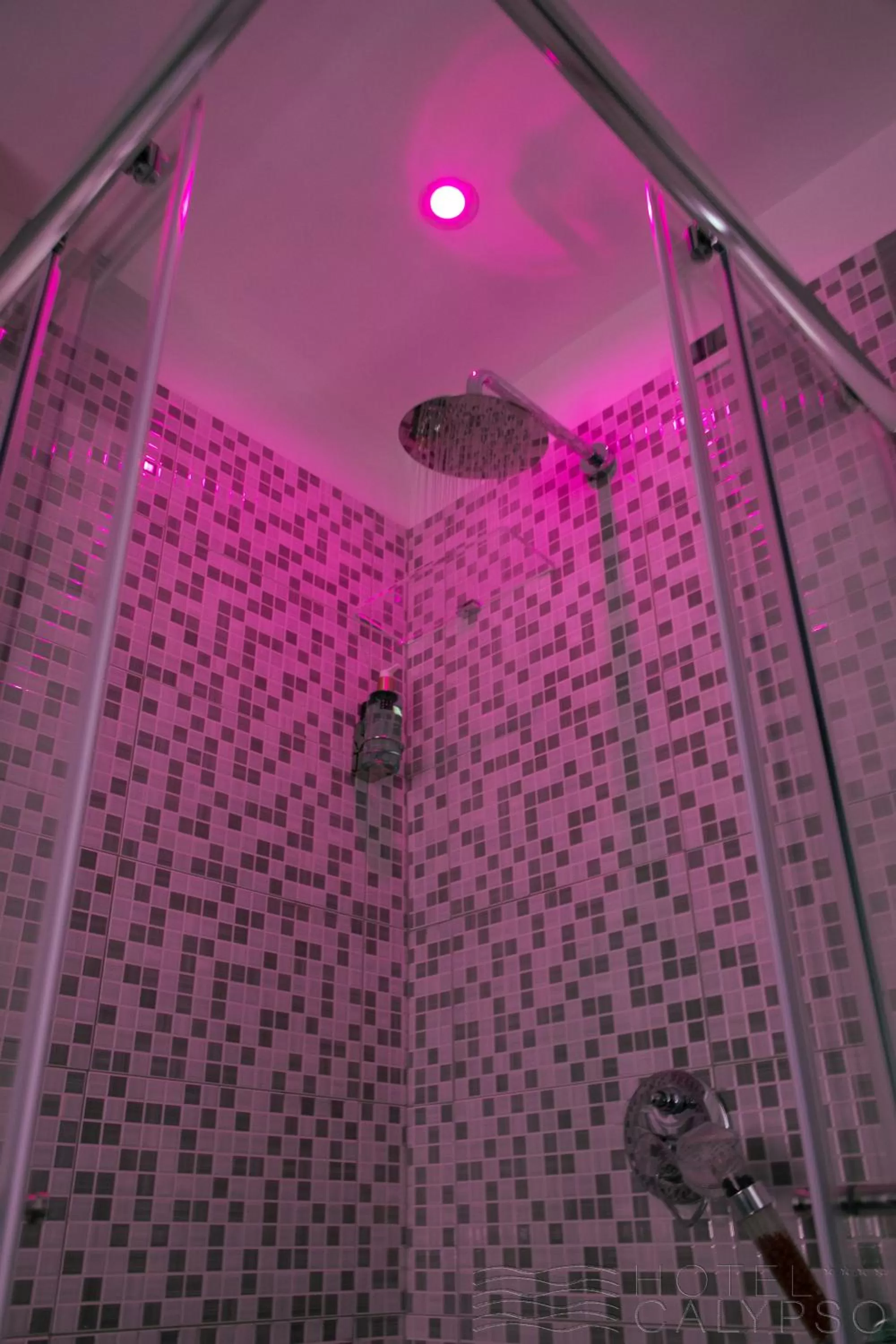 Shower in Hotel Calypso