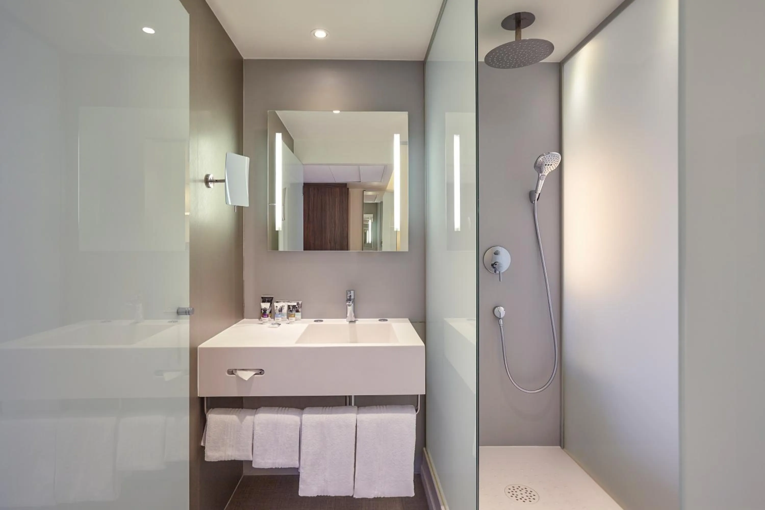 Shower in Mercure Paris Arc de Triomphe Etoile