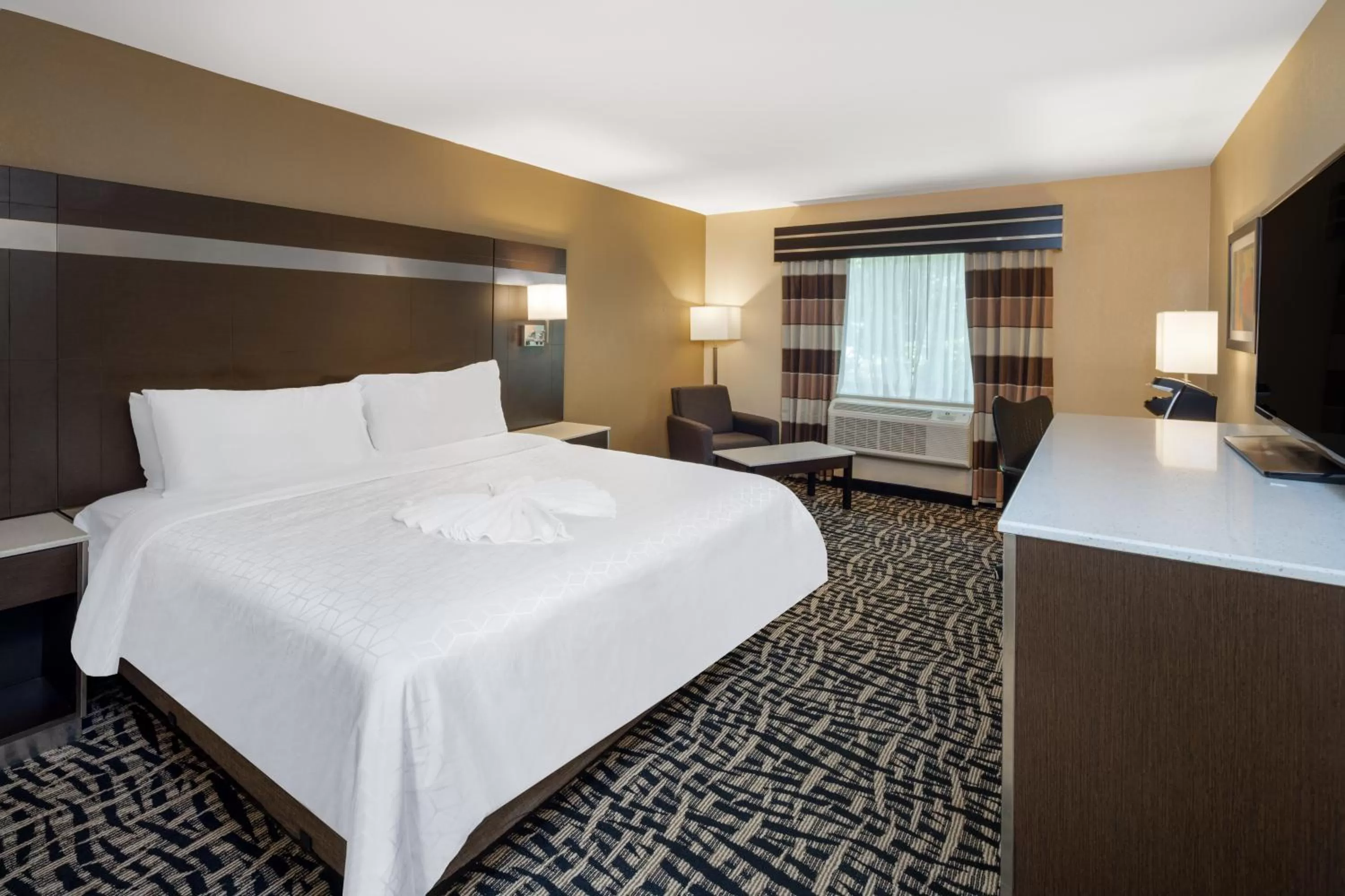 Bed in Holiday Inn Poughkeepsie by IHG