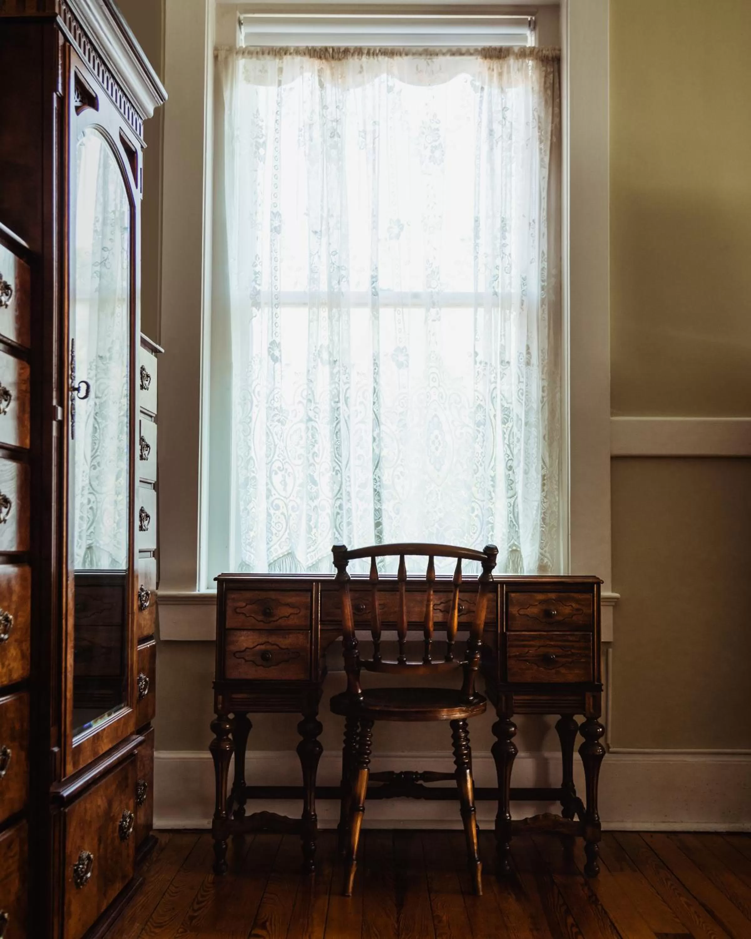 Bedroom, Dining Area in The Mansion at Elfindale