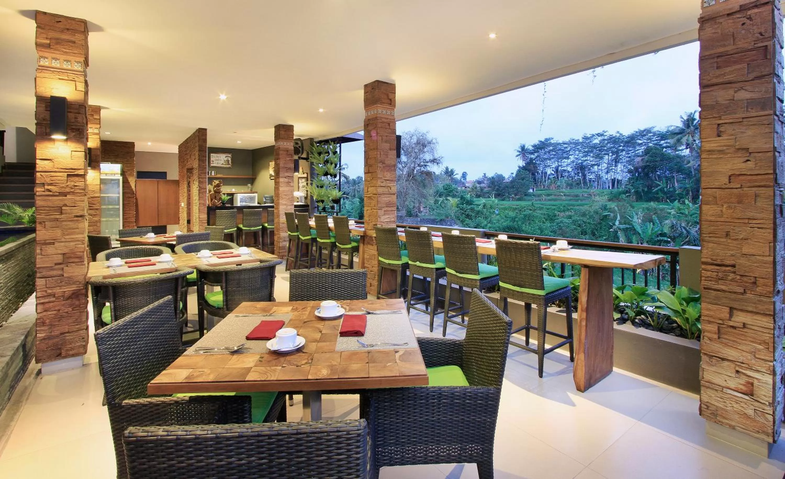 Restaurant/places to eat in Puri Padma Hotel