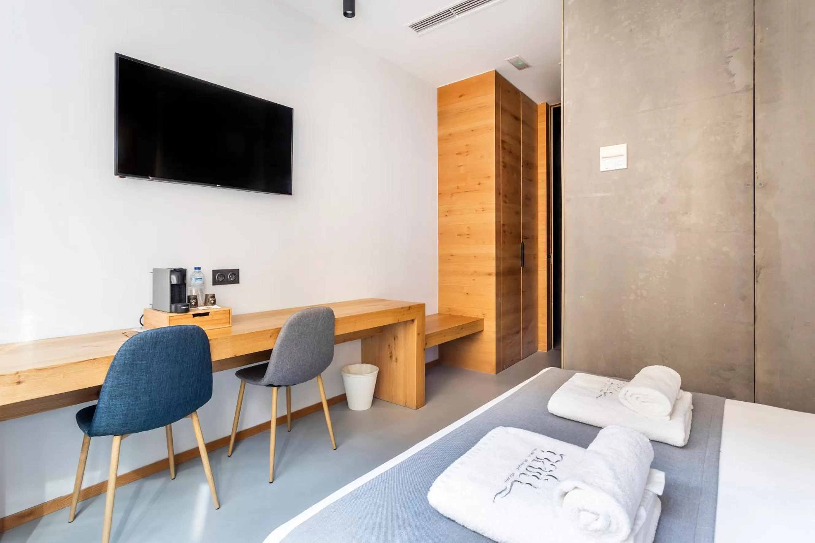 TV and multimedia, Bed in NALU Valencia Boutique Rooms