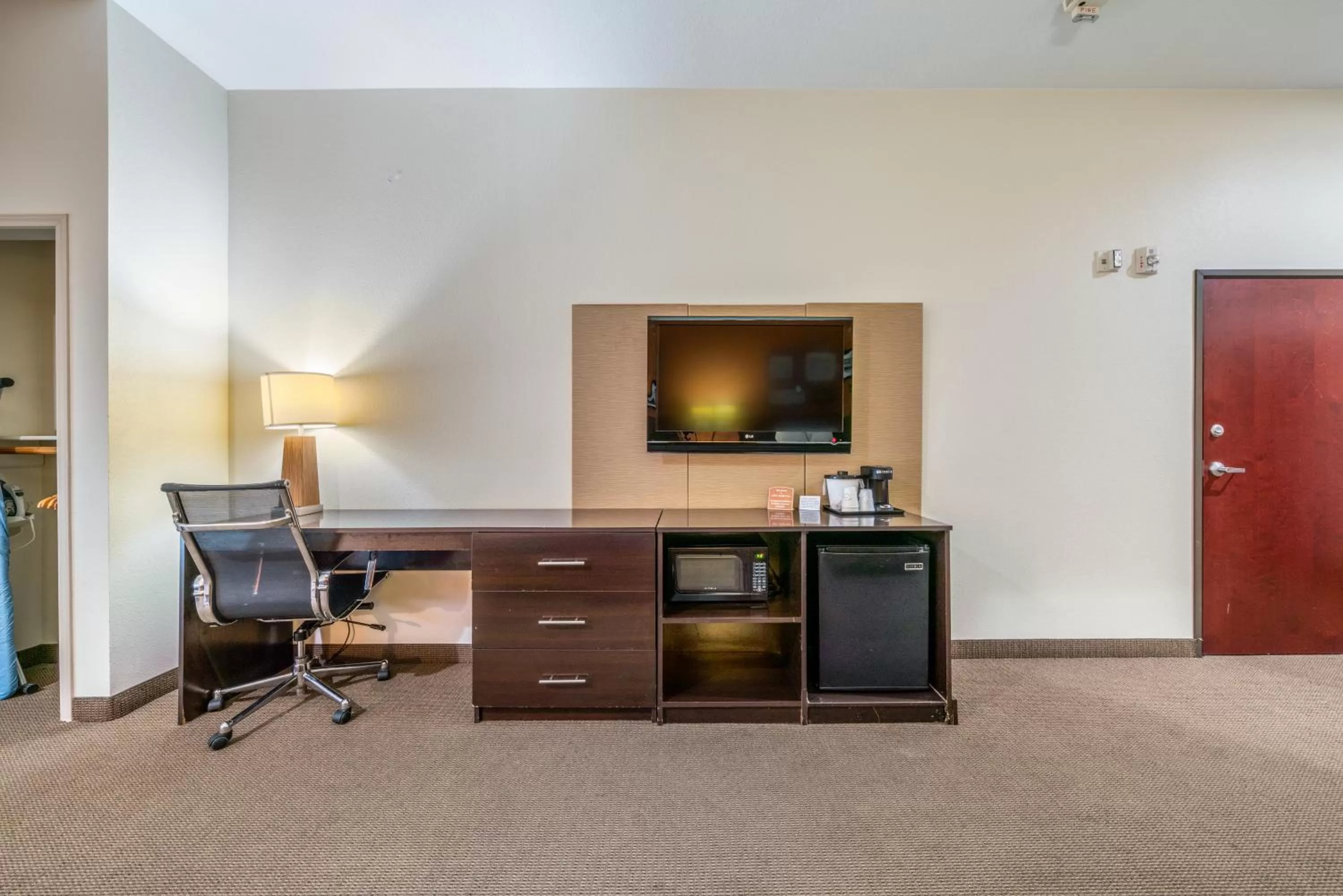 TV and multimedia in Restwell Inn & Suites I-45 North