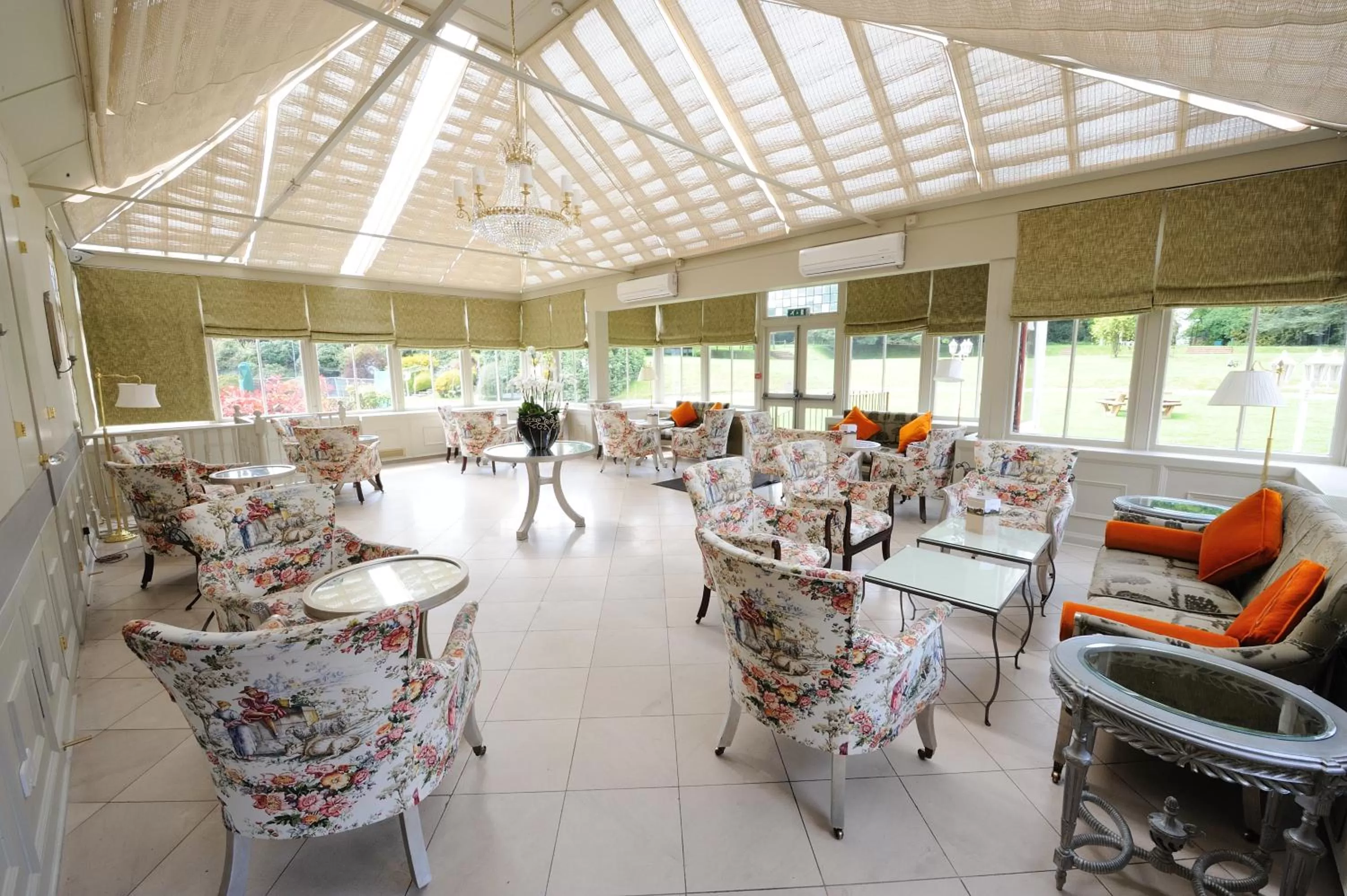 Lounge or bar in Pendley Manor