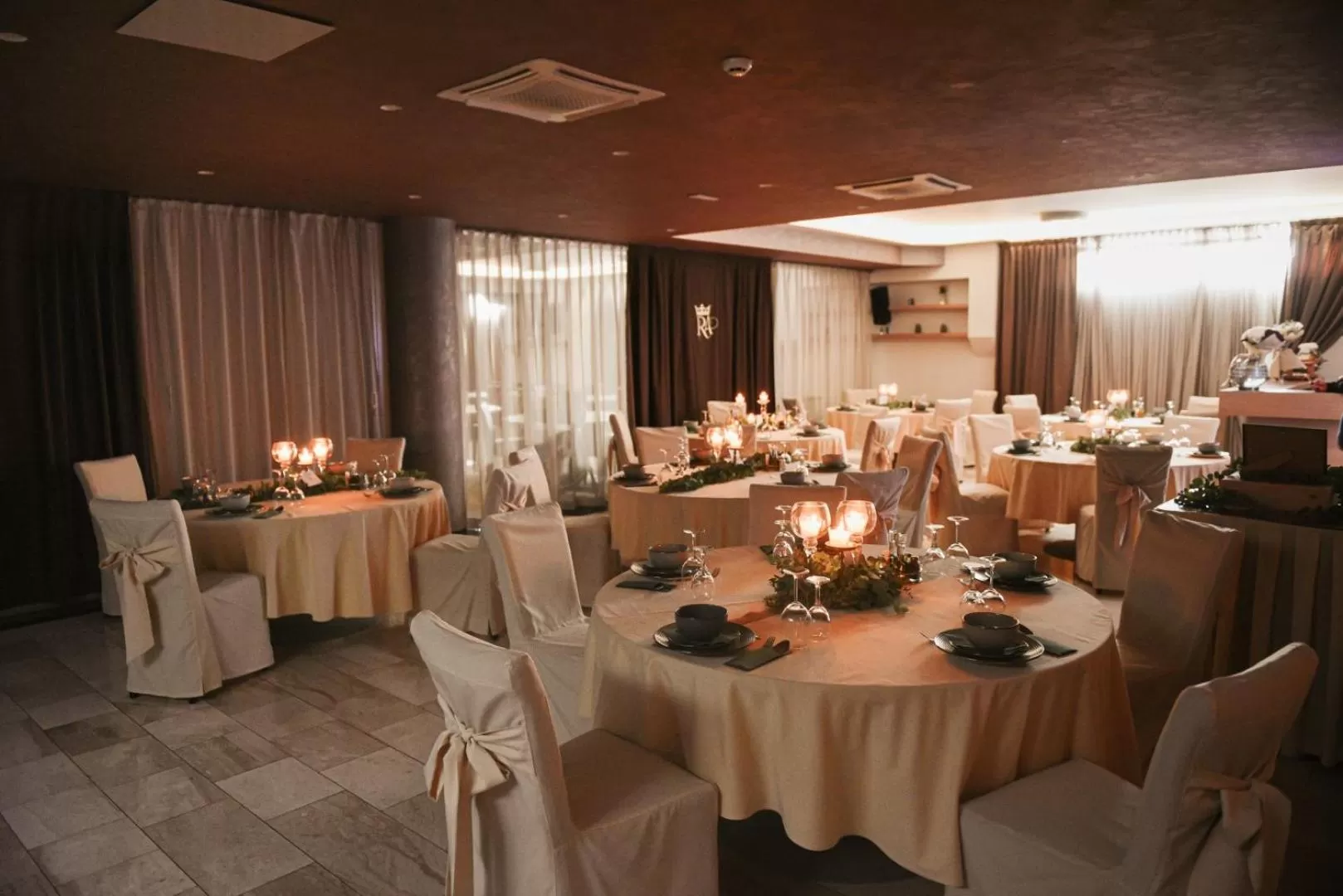 Restaurant/places to eat in Royal Airport Hotel