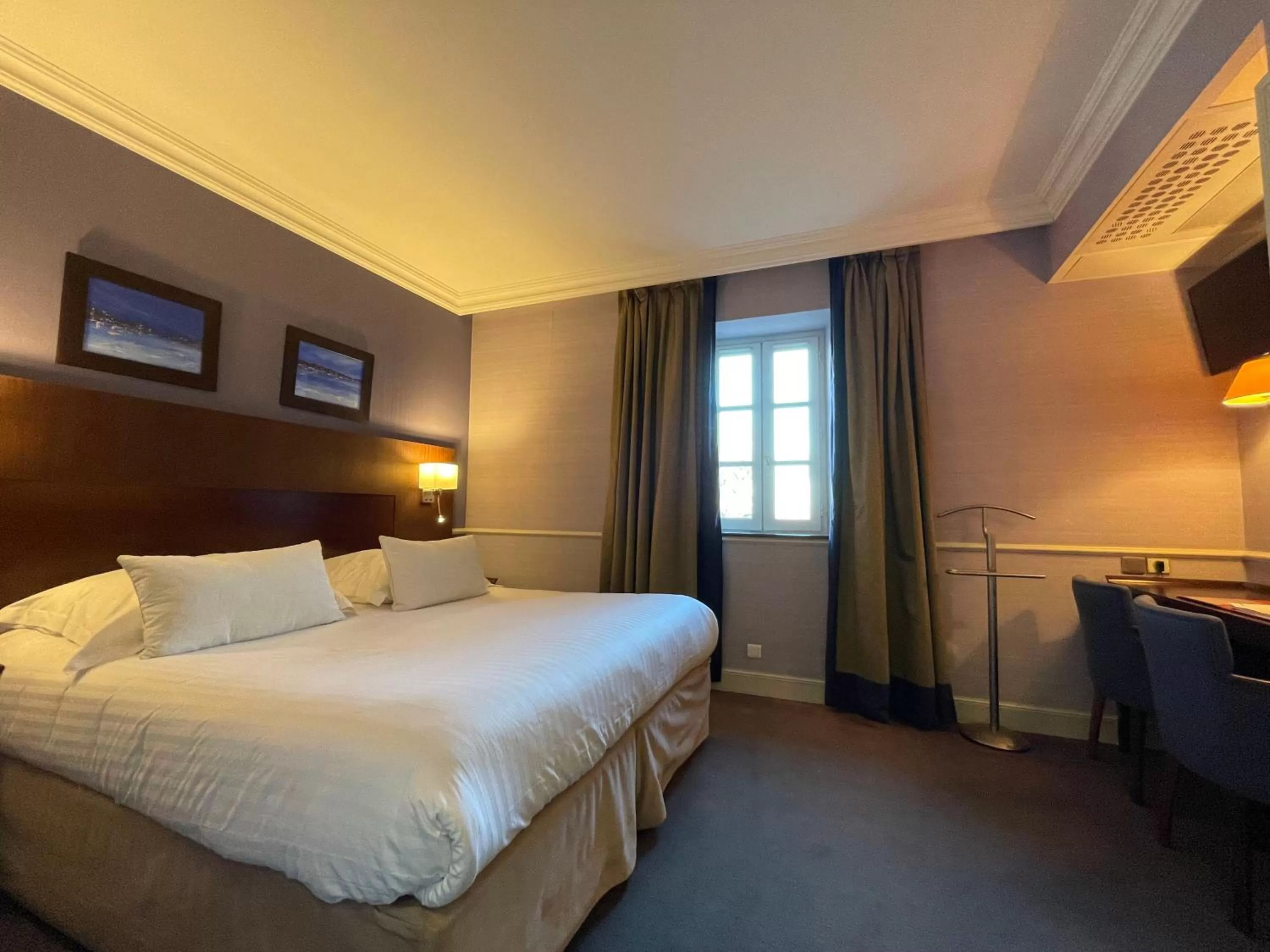 Bedroom, Bed in Hôtel Au Logis des Remparts