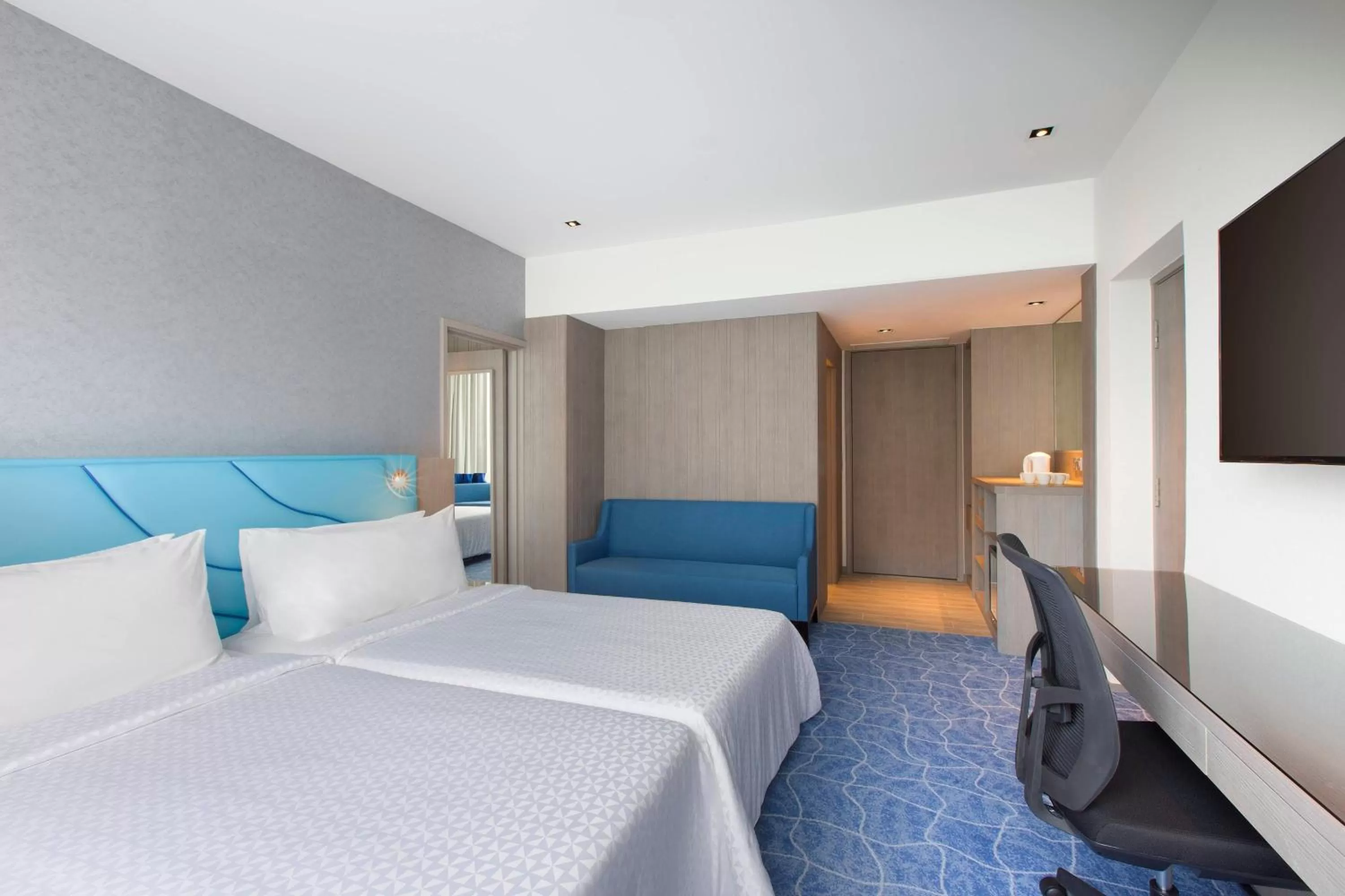 Photo of the whole room, Bed in Four Points by Sheraton Singapore, Riverview