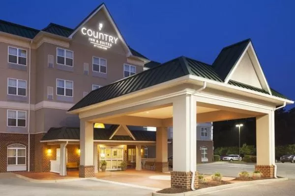 Property building in Country Inn & Suites by Radisson, Lexington Park (Patuxent River Naval Air Station), MD