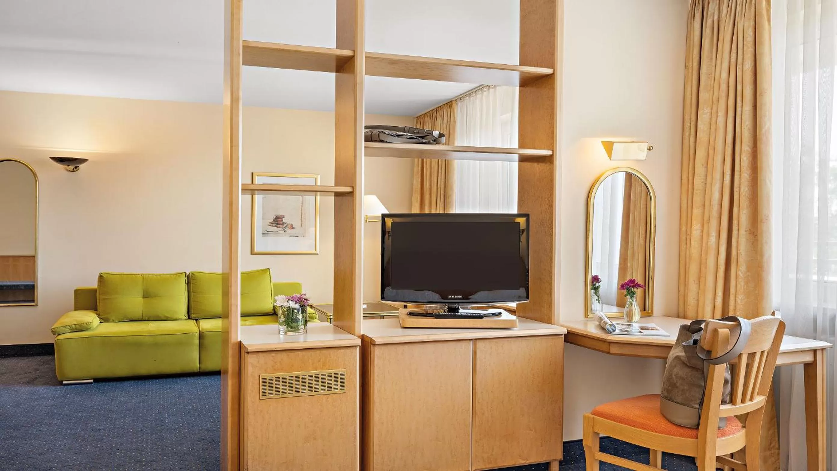 Living room, TV/Entertainment Center in Styles Hotel Unterföhring