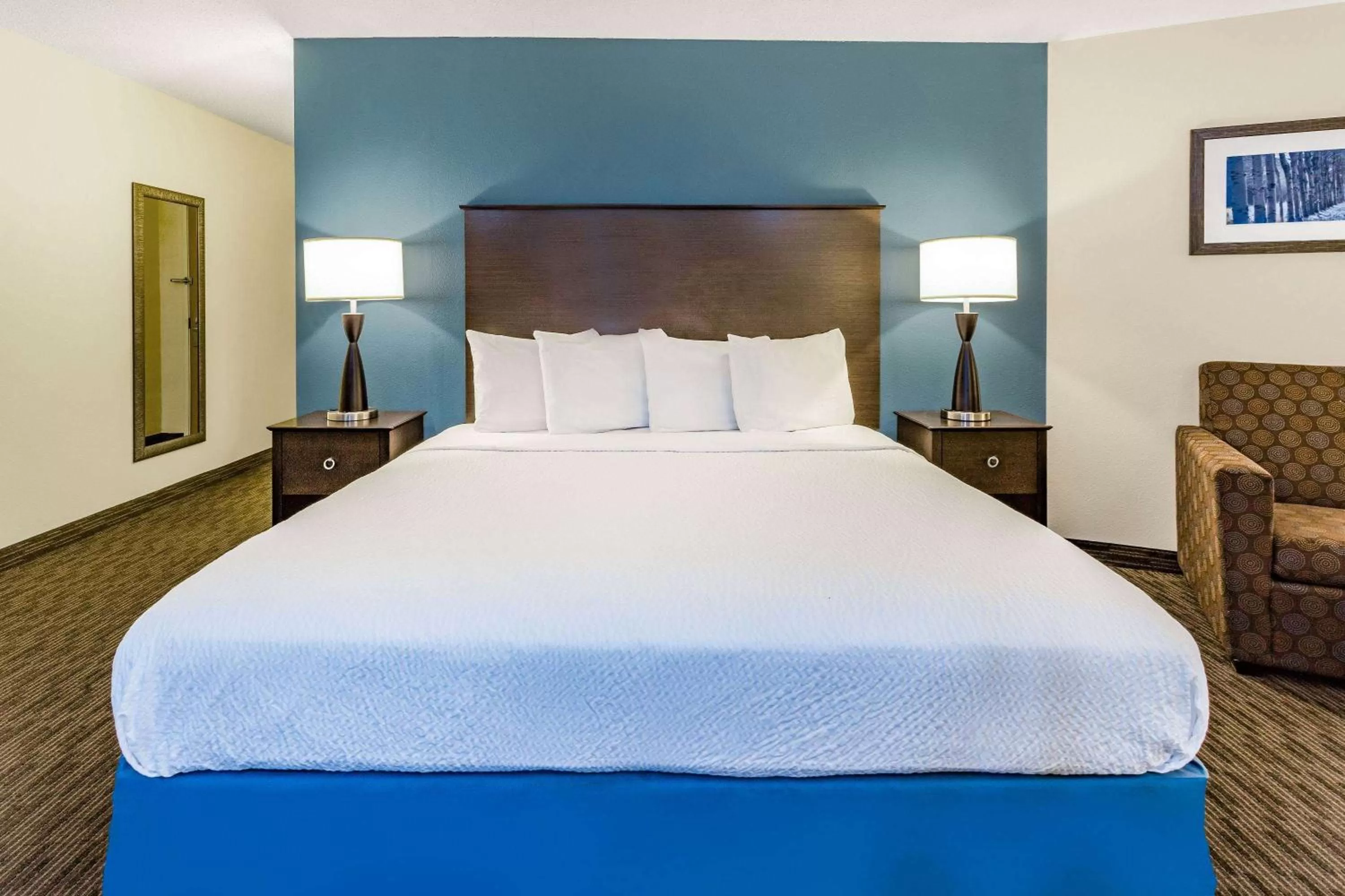 Photo of the whole room, Bed in AmericInn by Wyndham Hotel and Suites Long Lake