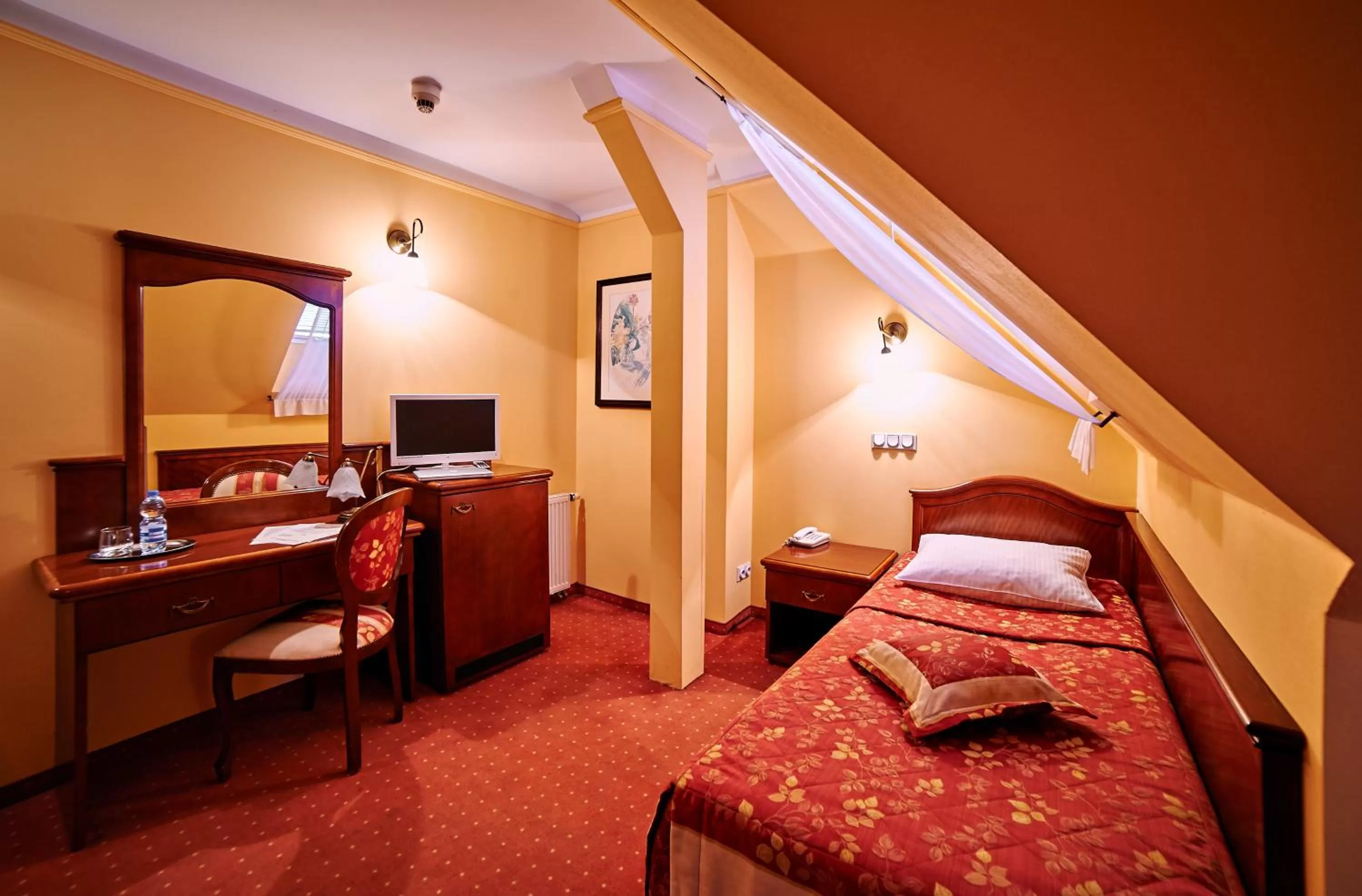 TV and multimedia, Bed in Villa Royal