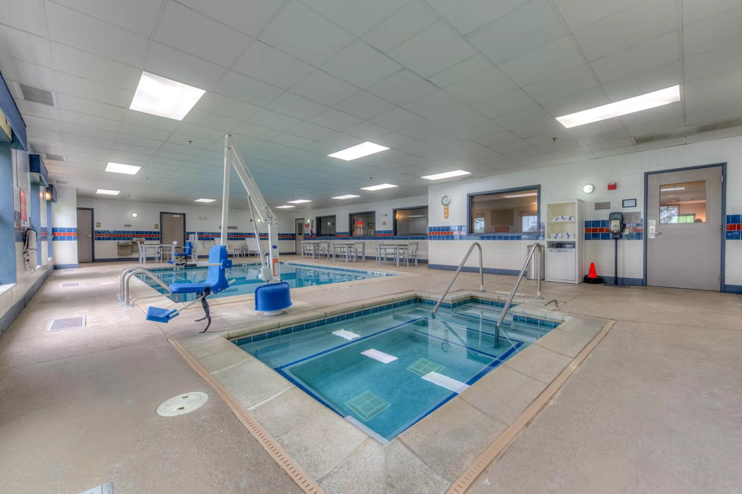 Hot Tub in Country Inn & Suites by Radisson, Crystal Lake, IL