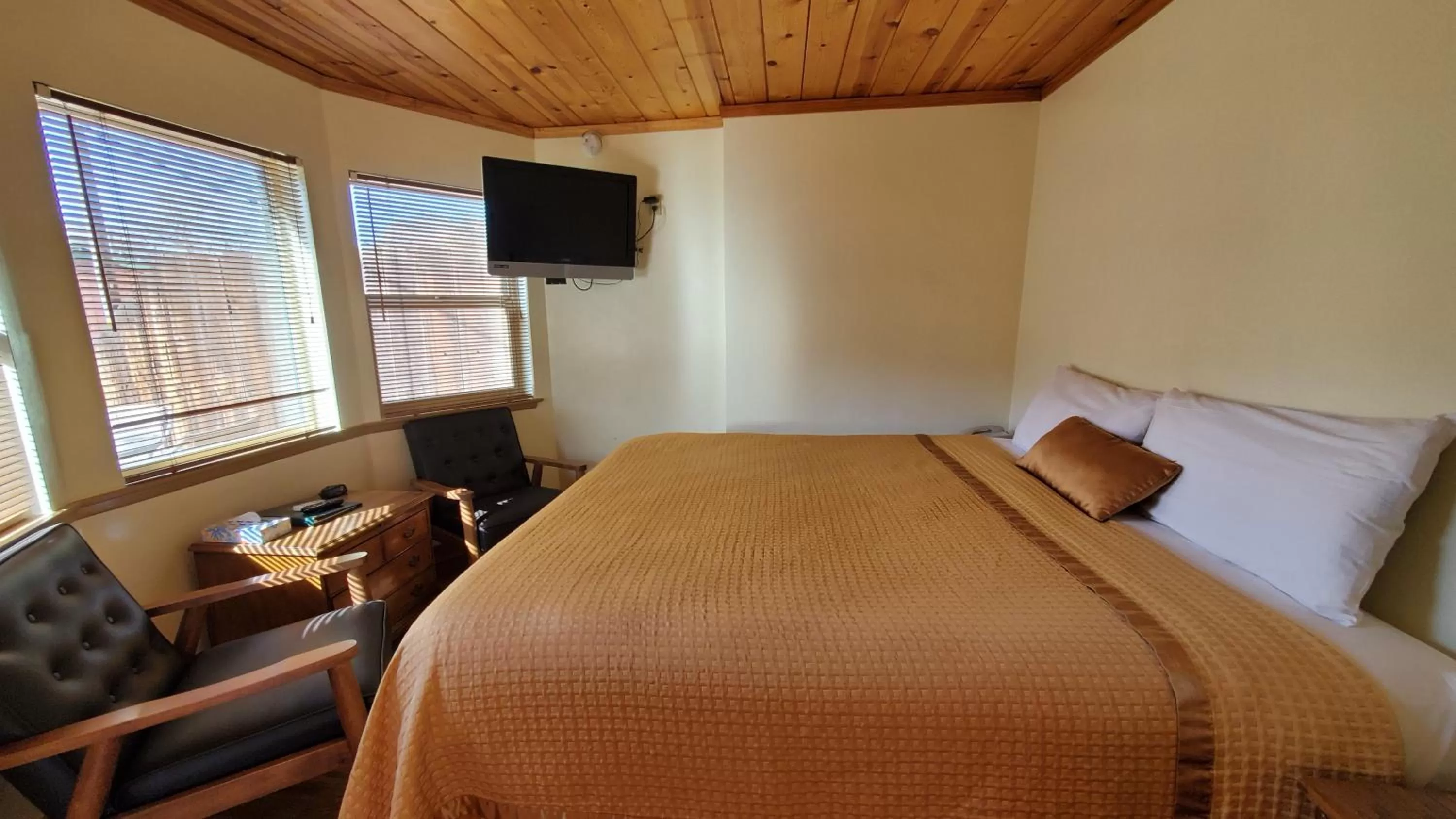 Bed in Kernville Inn