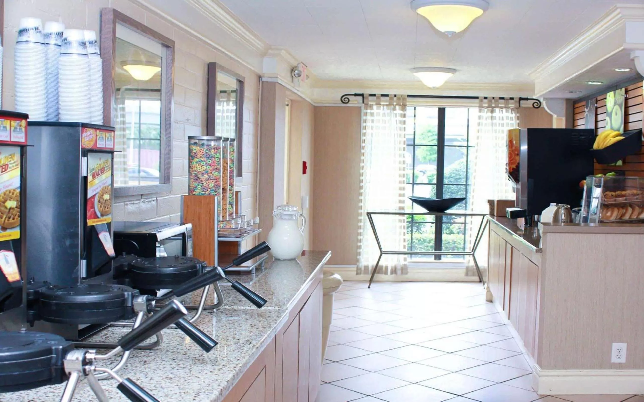 Restaurant/places to eat in La Quinta Inn by Wyndham New Orleans West Bank / Gretna