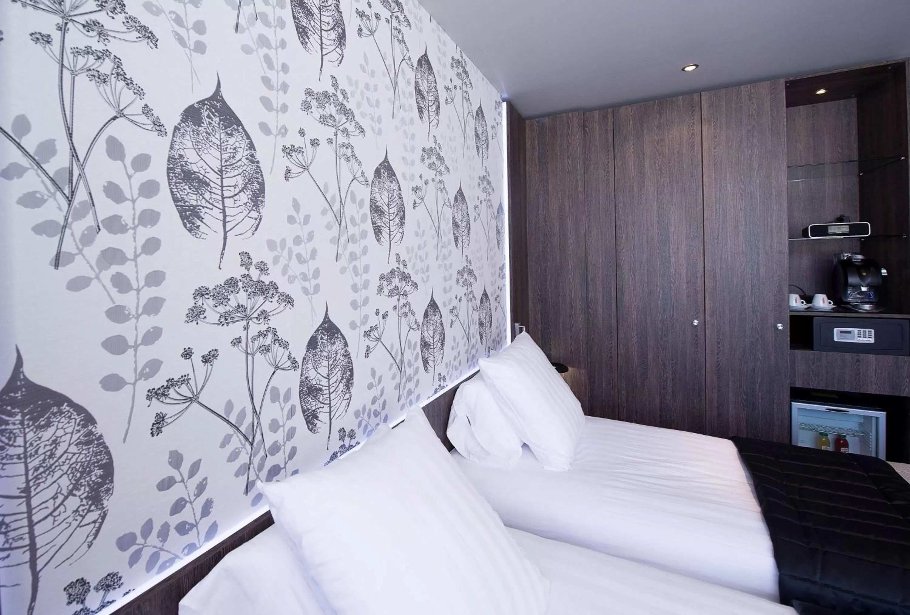 Bed in Best Western Premier Le Patio des Artistes Wellness Jacuzzi