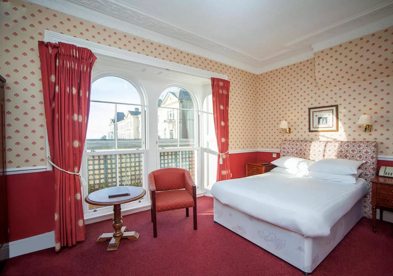 Bedroom, Bed in The Royal Hotel