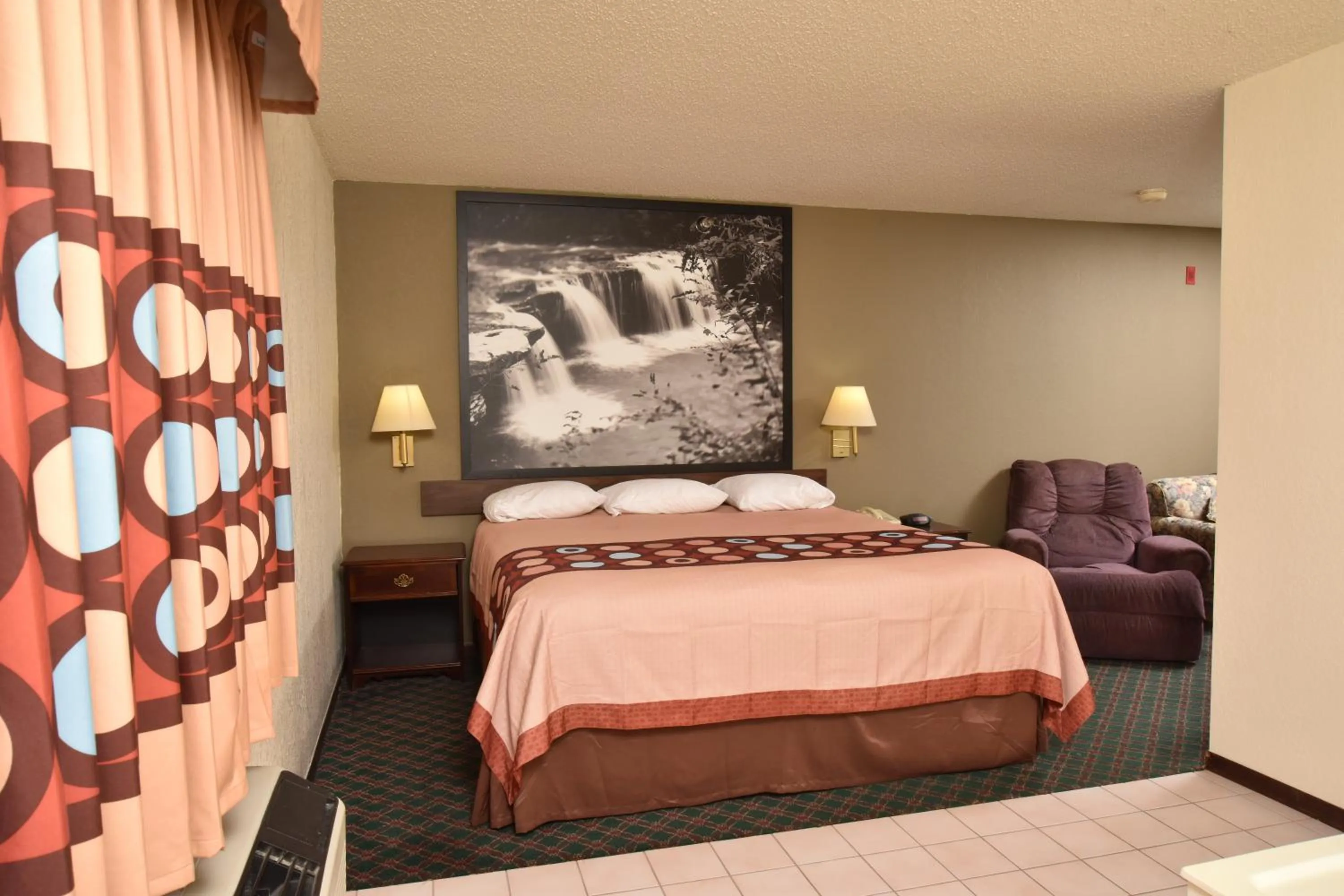Bed in Super 8 by Wyndham Springfield-Battlefield