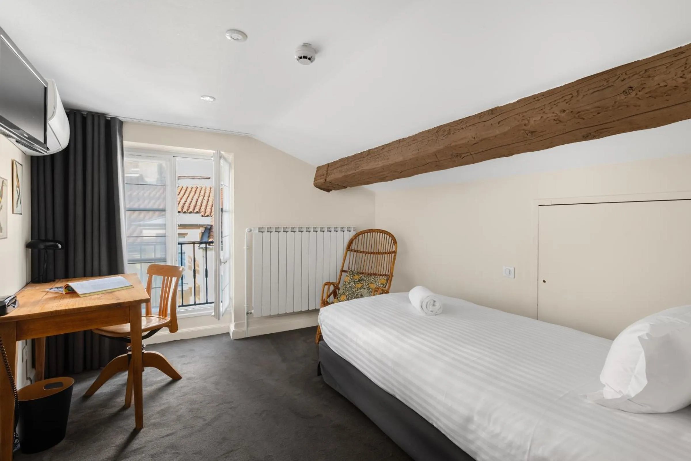 Bed in Le Phénix Hôtel