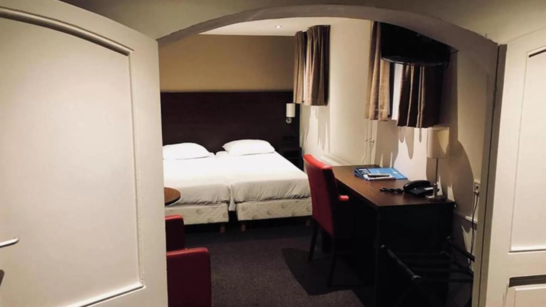 Bathroom, Bed in Fletcher Hotel Gilde